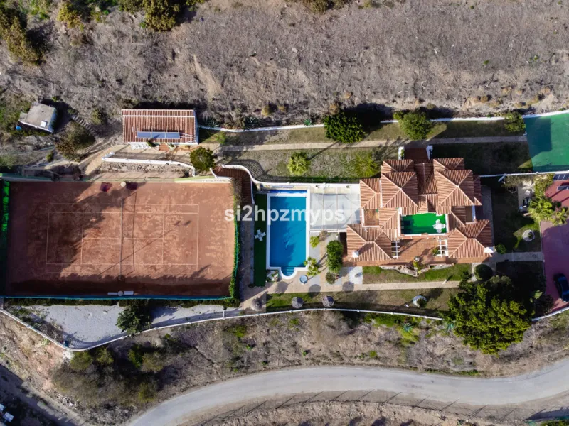 Große Villa in Torrox mit Tennisplatz und guten Geschäftsmöglichkeiten