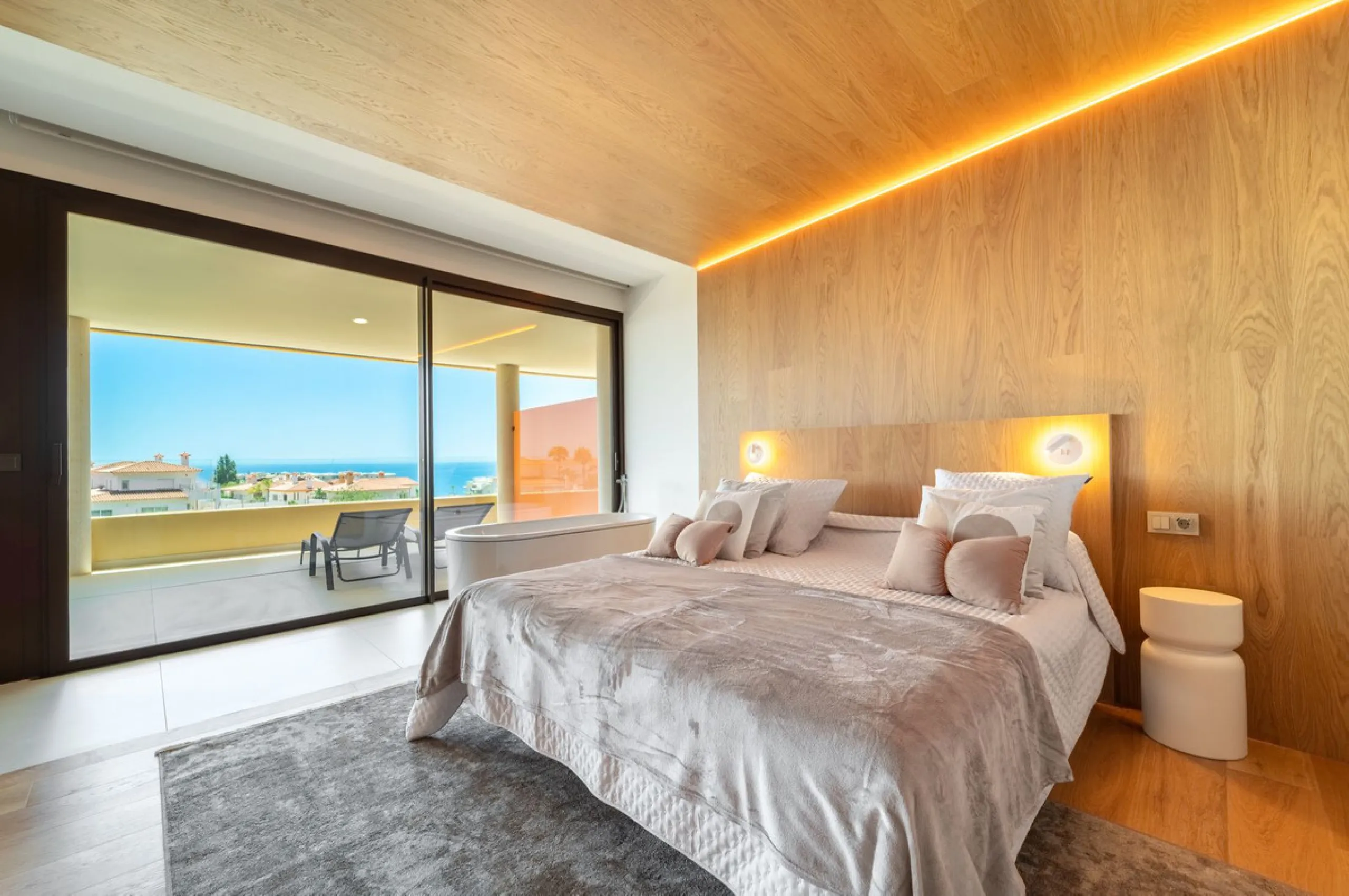 Brand new luxury south east facing apartment, located in the exclusive urbanization of Reserva del Higuerón, with 2 bedrooms, 2 bathrooms, spacious living-dining room, open plan kitchen fully furnished and equipped with electricial appliances from Bosch, 