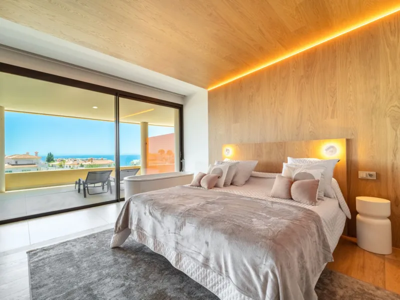 Brand new luxury south east facing apartment, located in the exclusive urbanization of Reserva del Higuerón, with 2 bedrooms, 2 bathrooms, spacious living-dining room, open plan kitchen fully furnished and equipped with electricial appliances from Bosch, 