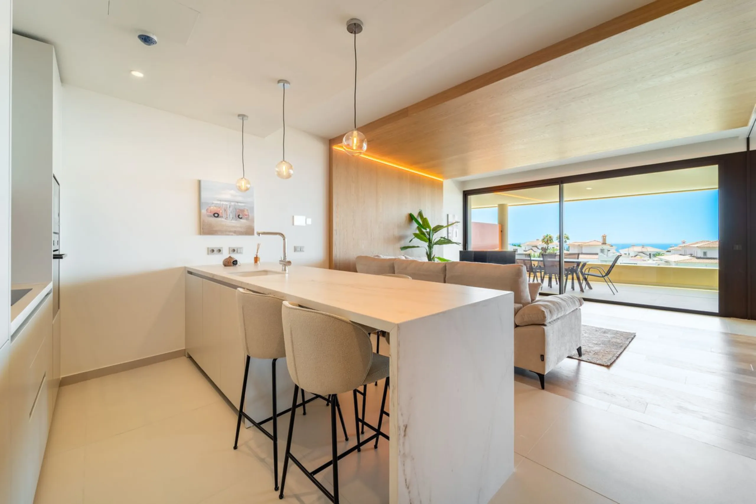 Brand new luxury south east facing apartment, located in the exclusive urbanization of Reserva del Higuerón, with 2 bedrooms, 2 bathrooms, spacious living-dining room, open plan kitchen fully furnished and equipped with electricial appliances from Bosch, 