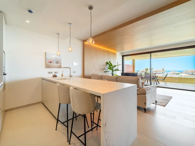Brand new luxury south east facing apartment, located in the exclusive urbanization of Reserva del Higuerón, with 2 bedrooms, 2 bathrooms, spacious living-dining room, open plan kitchen fully furnished and equipped with electricial appliances from Bosch, 