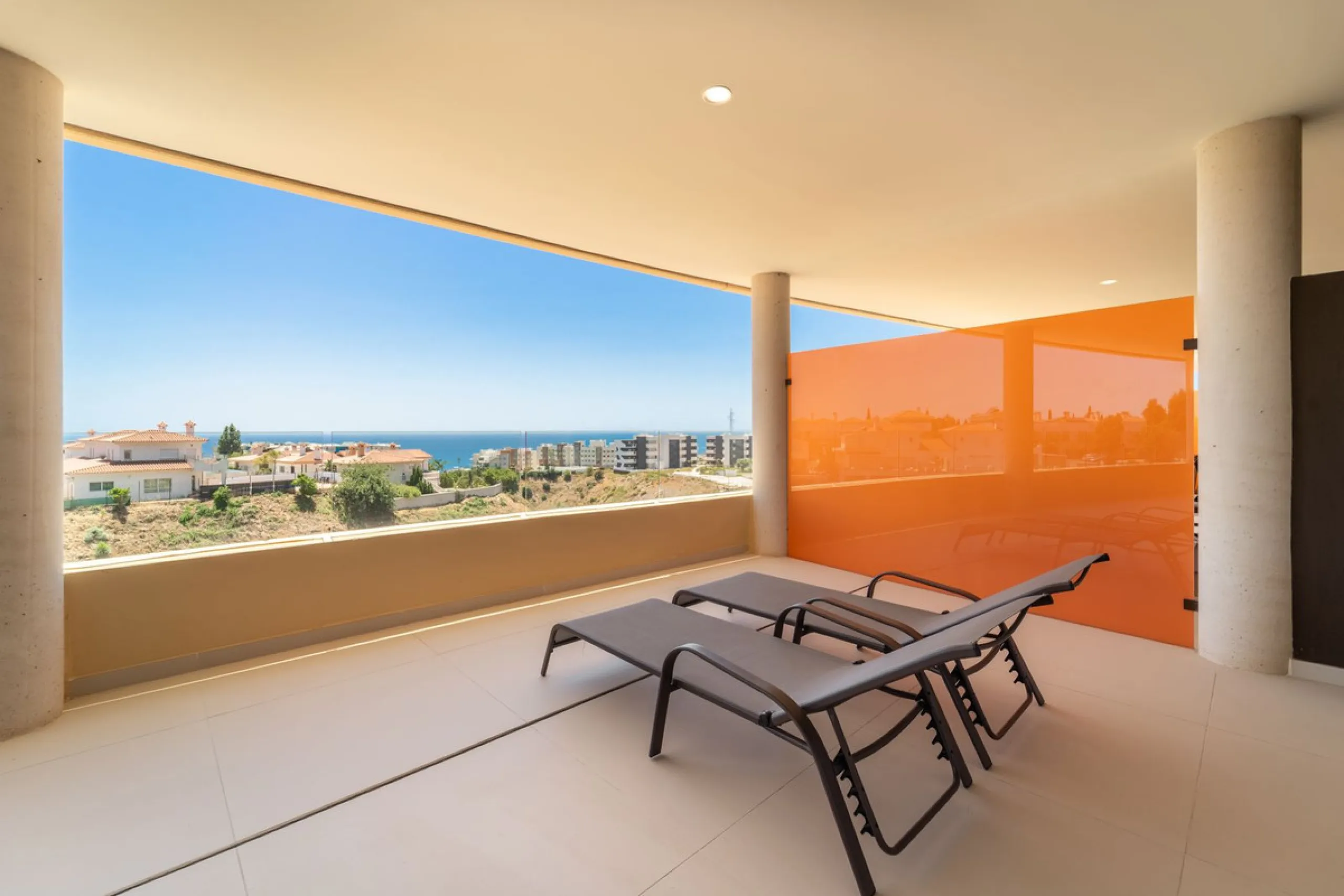 Brand new luxury south east facing apartment, located in the exclusive urbanization of Reserva del Higuerón, with 2 bedrooms, 2 bathrooms, spacious living-dining room, open plan kitchen fully furnished and equipped with electricial appliances from Bosch, 