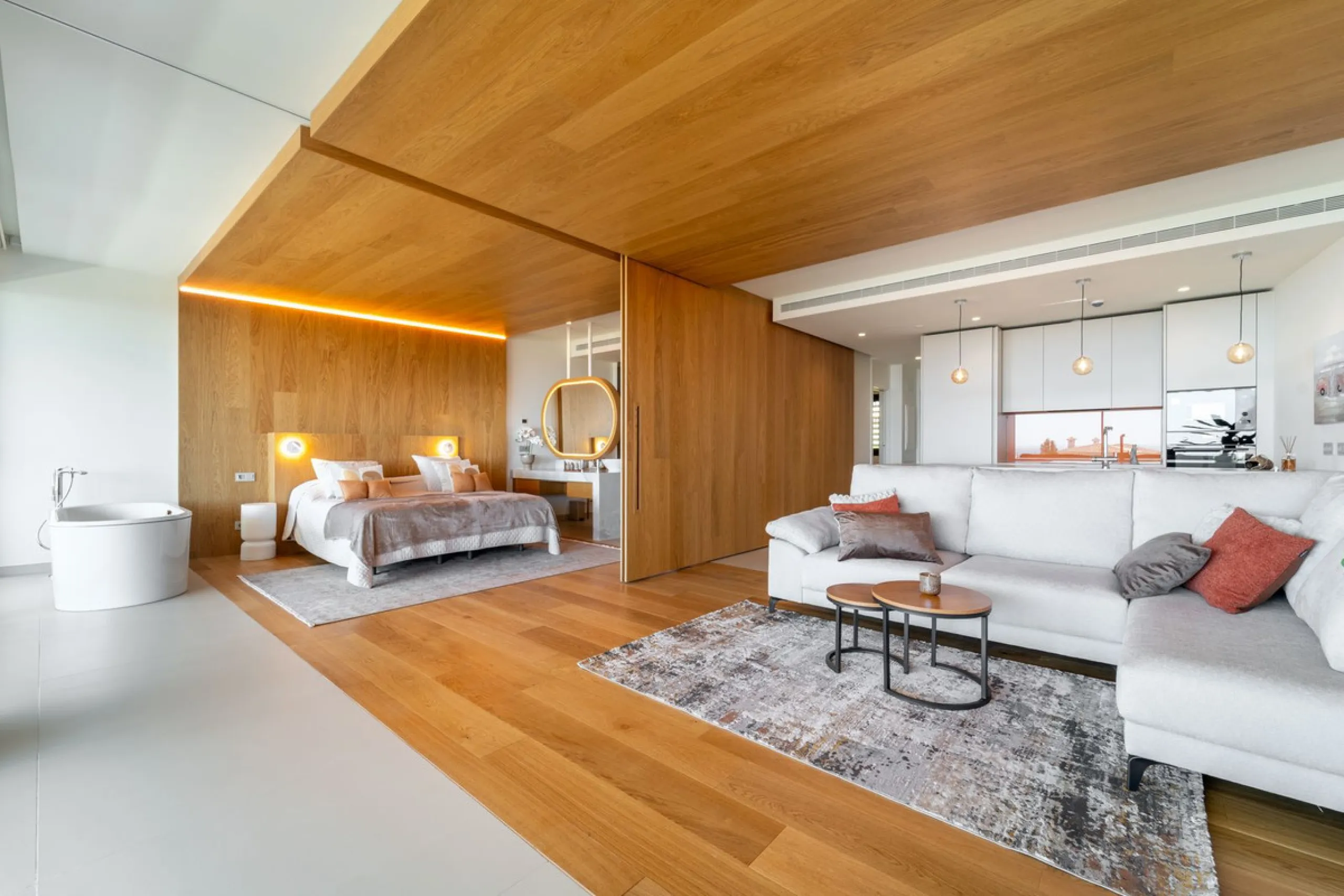 Brand new luxury south east facing apartment, located in the exclusive urbanization of Reserva del Higuerón, with 2 bedrooms, 2 bathrooms, spacious living-dining room, open plan kitchen fully furnished and equipped with electricial appliances from Bosch, 