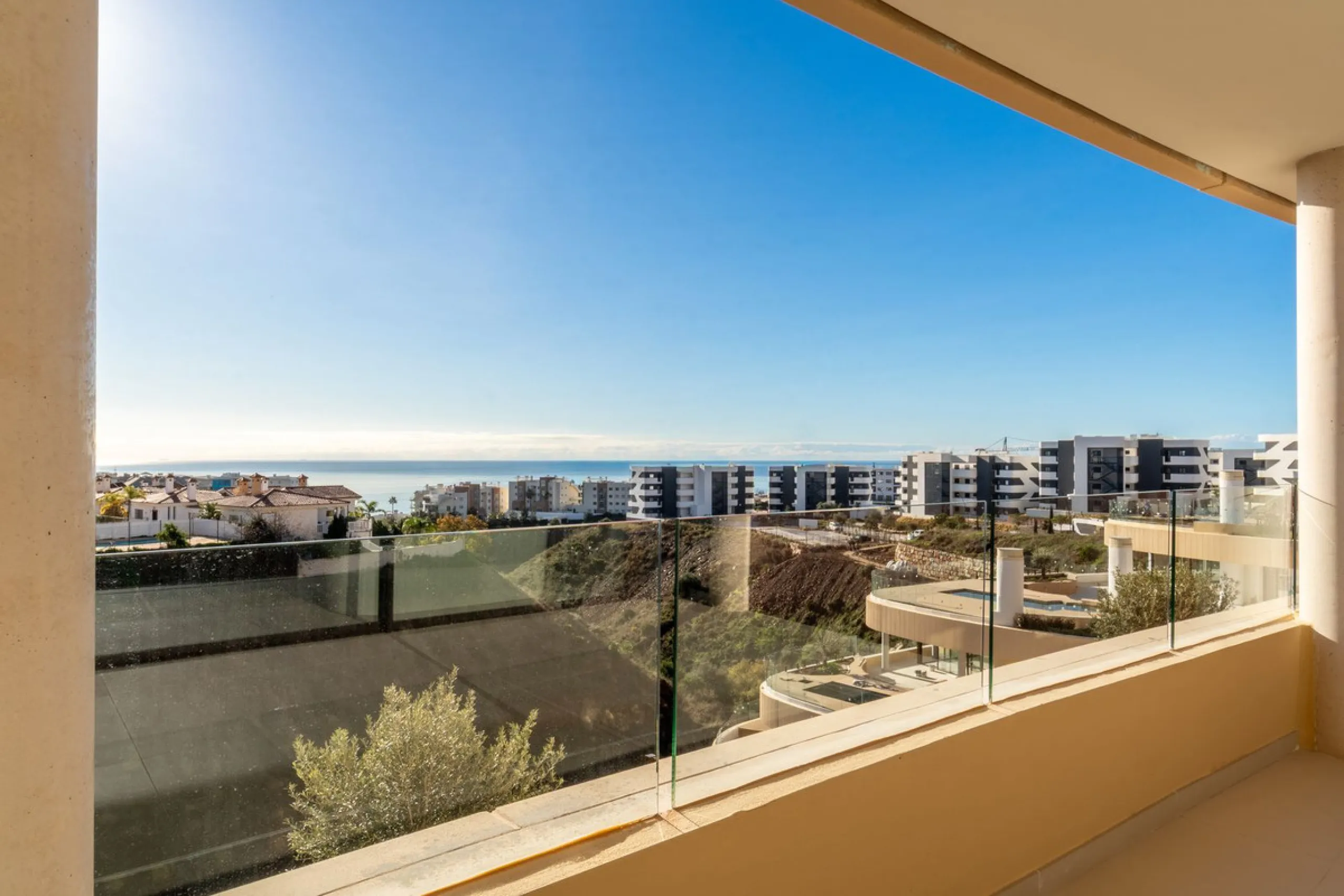 Brand new luxury south east facing apartment, located in the exclusive urbanization of Reserva del Higuerón, with 2 bedrooms, 2 bathrooms, spacious living-dining room, open plan kitchen fully furnished and equipped with electricial appliances from Bosch, 