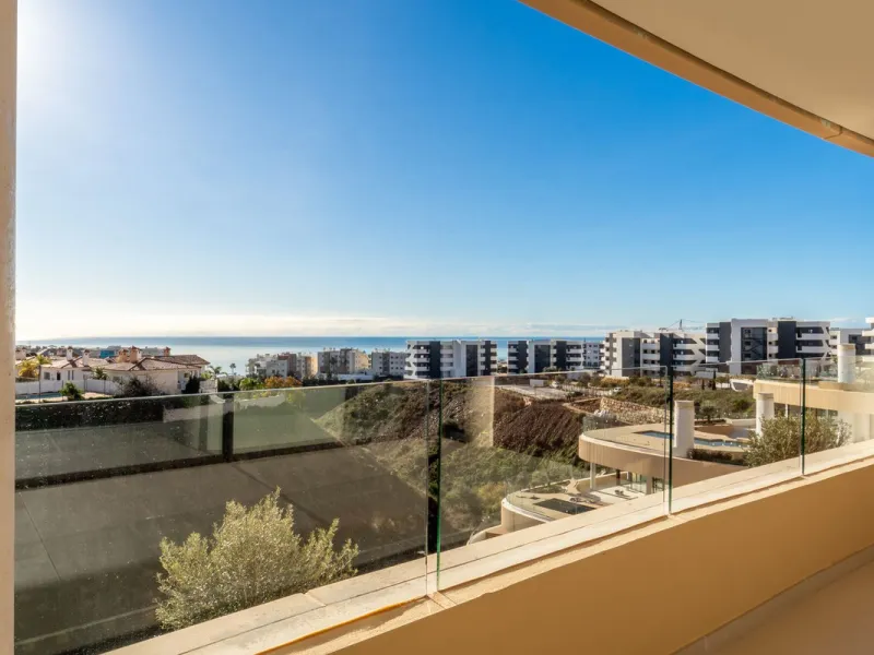 Brand new luxury south east facing apartment, located in the exclusive urbanization of Reserva del Higuerón, with 2 bedrooms, 2 bathrooms, spacious living-dining room, open plan kitchen fully furnished and equipped with electricial appliances from Bosch, 