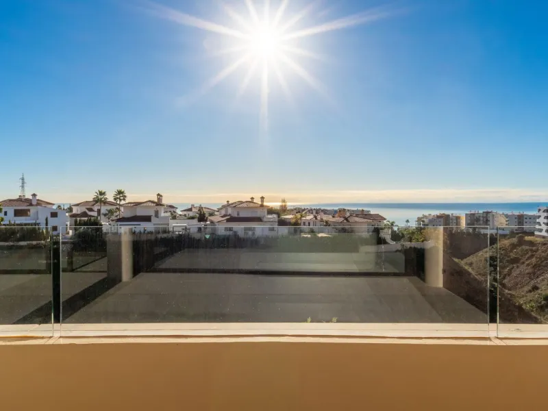 Brand new luxury south east facing apartment, located in the exclusive urbanization of Reserva del Higuerón, with 2 bedrooms, 2 bathrooms, spacious living-dining room, open plan kitchen fully furnished and equipped with electricial appliances from Bosch, 