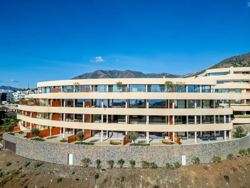 Brand new luxury south east facing apartment, located in the exclusive urbanization of Reserva del Higuerón, with 2 bedrooms, 2 bathrooms, spacious living-dining room, open plan kitchen fully furnished and equipped with electricial appliances from Bosch, 