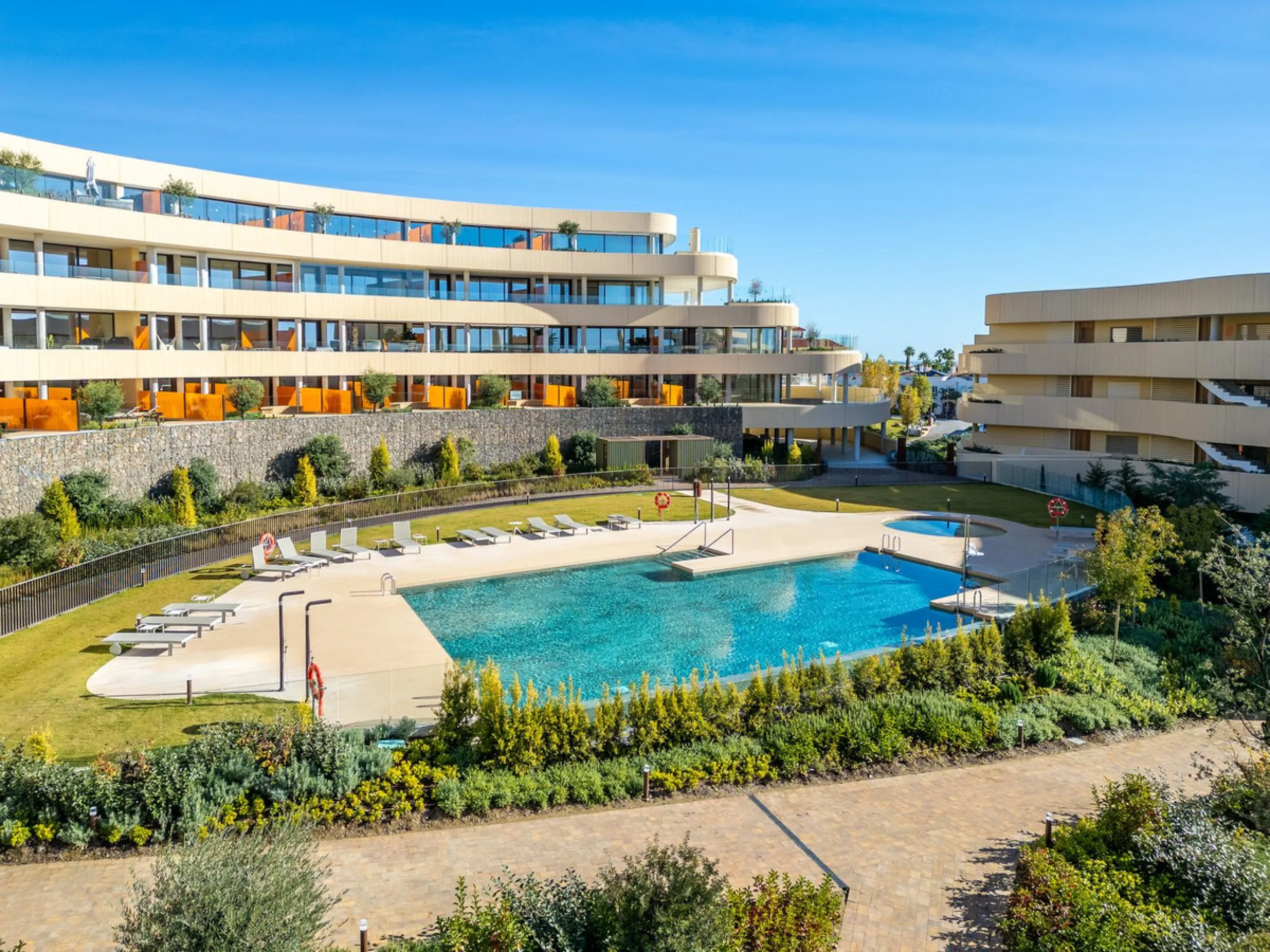 Brand new luxury south east facing apartment, located in the exclusive urbanization of Reserva del Higuerón, with 2 bedrooms, 2 bathrooms, spacious living-dining room, open plan kitchen fully furnished and equipped with electricial appliances from Bosch, 
