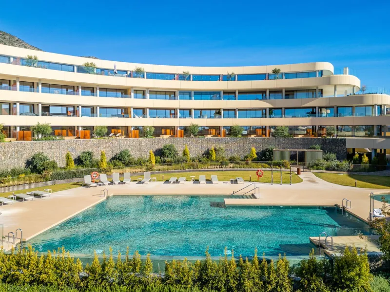 Brand new luxury south east facing apartment, located in the exclusive urbanization of Reserva del Higuerón, with 2 bedrooms, 2 bathrooms, spacious living-dining room, open plan kitchen fully furnished and equipped with electricial appliances from Bosch, 