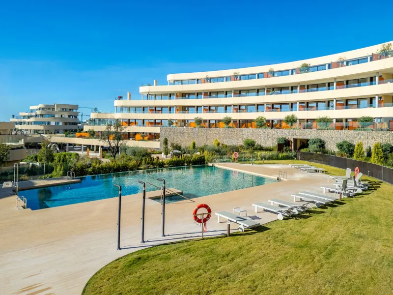 Brand new luxury south east facing apartment, located in the exclusive urbanization of Reserva del Higuerón, with 2 bedrooms, 2 bathrooms, spacious living-dining room, open plan kitchen fully furnished and equipped with electricial appliances from Bosch, 