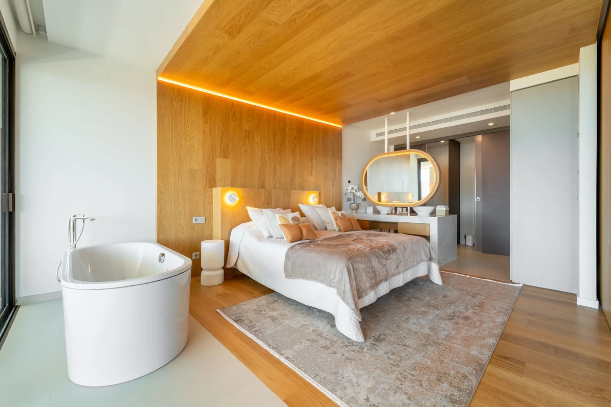 Brand new luxury south east facing apartment, located in the exclusive urbanization of Reserva del Higuerón, with 2 bedrooms, 2 bathrooms, spacious living-dining room, open plan kitchen fully furnished and equipped with electricial appliances from Bosch, 