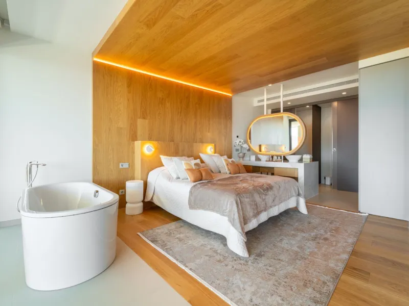 Brand new luxury south east facing apartment, located in the exclusive urbanization of Reserva del Higuerón, with 2 bedrooms, 2 bathrooms, spacious living-dining room, open plan kitchen fully furnished and equipped with electricial appliances from Bosch, 