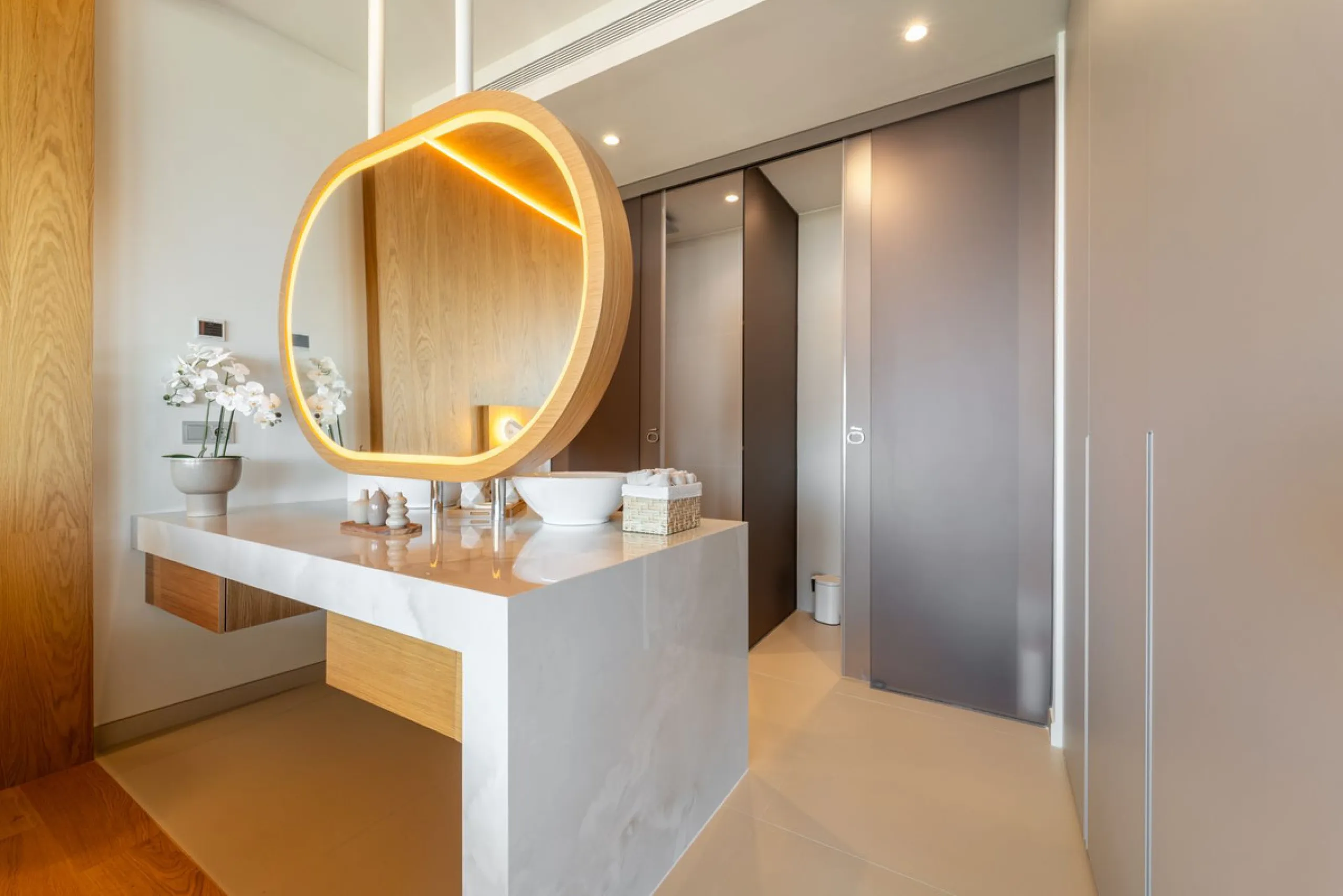 Brand new luxury south east facing apartment, located in the exclusive urbanization of Reserva del Higuerón, with 2 bedrooms, 2 bathrooms, spacious living-dining room, open plan kitchen fully furnished and equipped with electricial appliances from Bosch, 