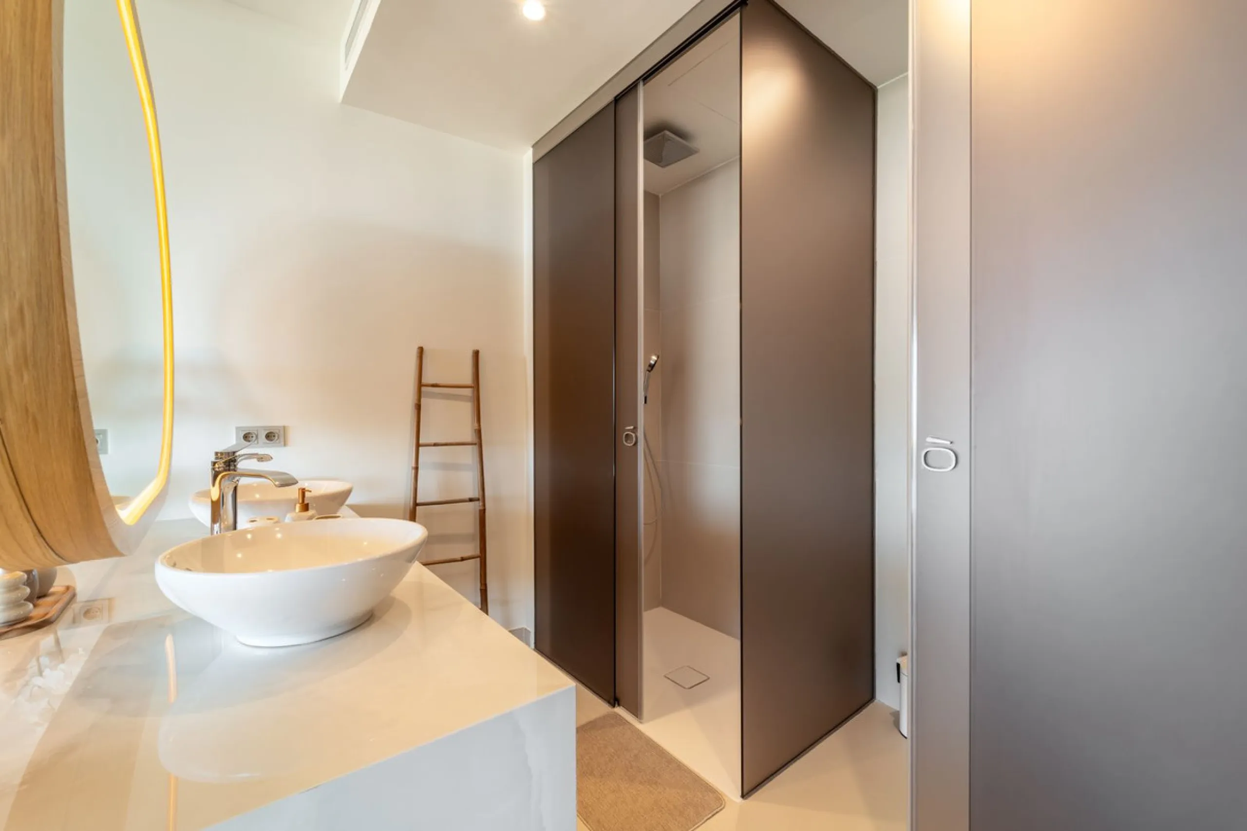 Brand new luxury south east facing apartment, located in the exclusive urbanization of Reserva del Higuerón, with 2 bedrooms, 2 bathrooms, spacious living-dining room, open plan kitchen fully furnished and equipped with electricial appliances from Bosch, 