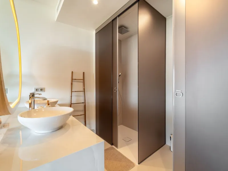 Brand new luxury south east facing apartment, located in the exclusive urbanization of Reserva del Higuerón, with 2 bedrooms, 2 bathrooms, spacious living-dining room, open plan kitchen fully furnished and equipped with electricial appliances from Bosch, 