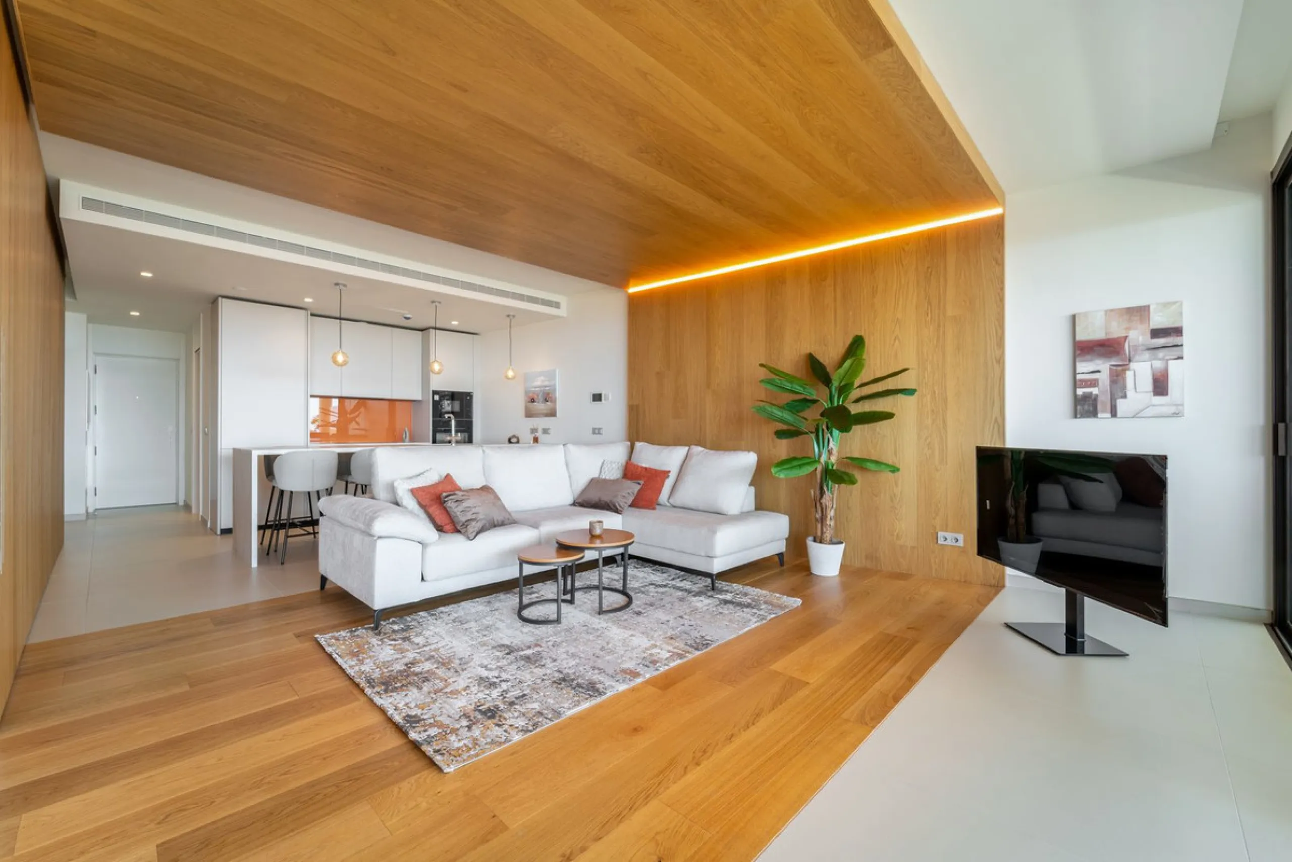 Brand new luxury south east facing apartment, located in the exclusive urbanization of Reserva del Higuerón, with 2 bedrooms, 2 bathrooms, spacious living-dining room, open plan kitchen fully furnished and equipped with electricial appliances from Bosch, 