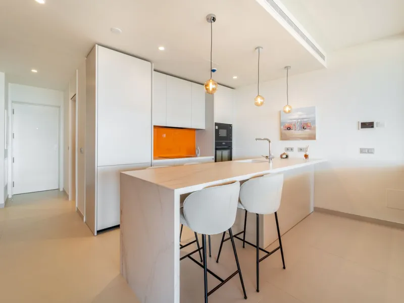 Brand new luxury south east facing apartment, located in the exclusive urbanization of Reserva del Higuerón, with 2 bedrooms, 2 bathrooms, spacious living-dining room, open plan kitchen fully furnished and equipped with electricial appliances from Bosch, 