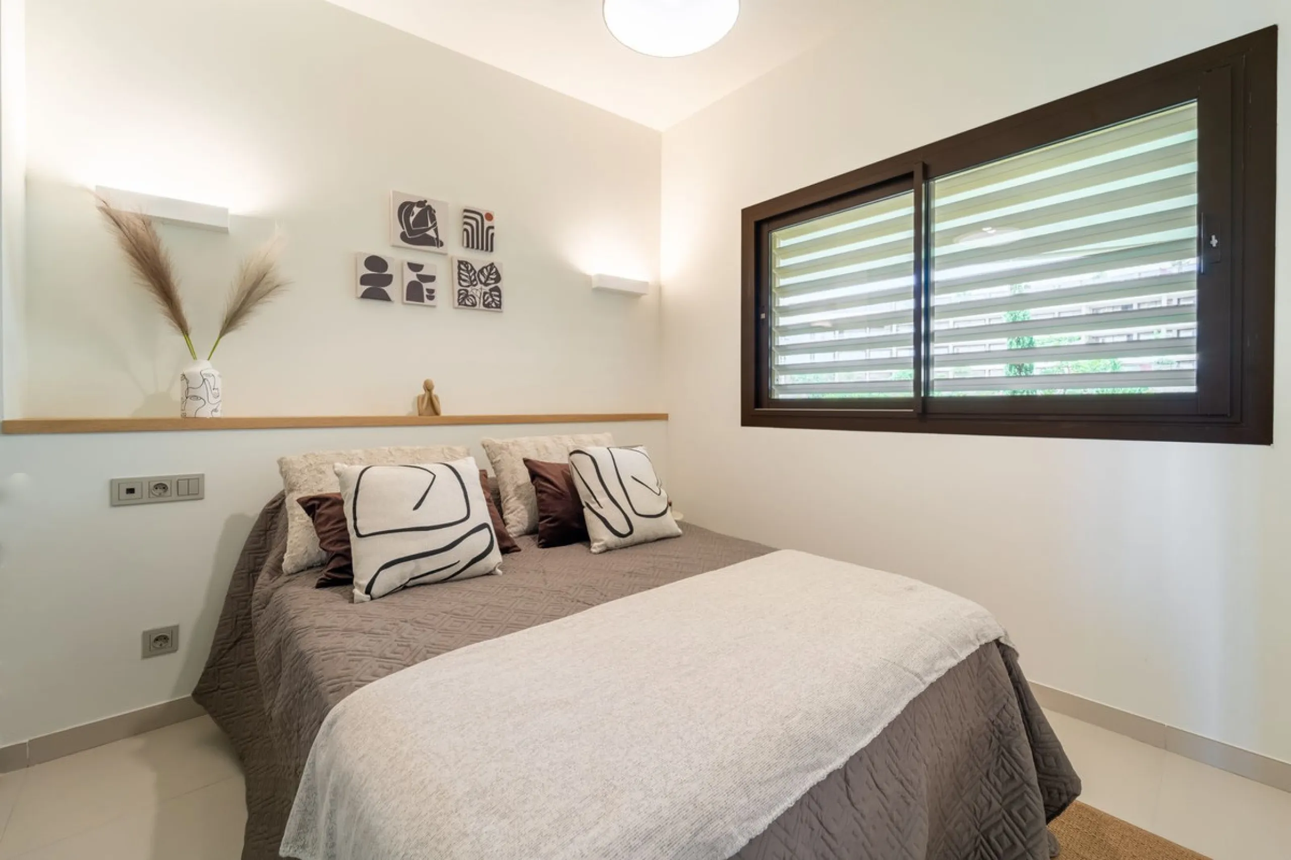 Brand new luxury south east facing apartment, located in the exclusive urbanization of Reserva del Higuerón, with 2 bedrooms, 2 bathrooms, spacious living-dining room, open plan kitchen fully furnished and equipped with electricial appliances from Bosch, 