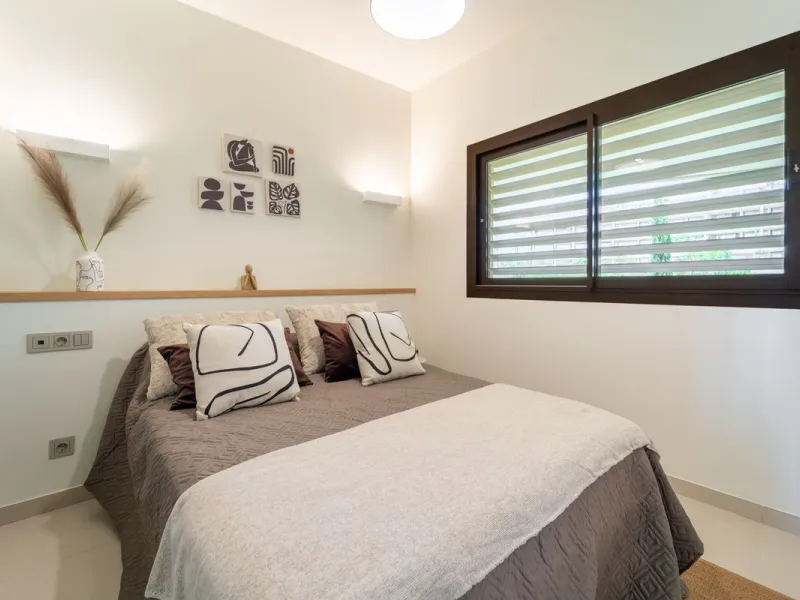 Brand new luxury south east facing apartment, located in the exclusive urbanization of Reserva del Higuerón, with 2 bedrooms, 2 bathrooms, spacious living-dining room, open plan kitchen fully furnished and equipped with electricial appliances from Bosch, 