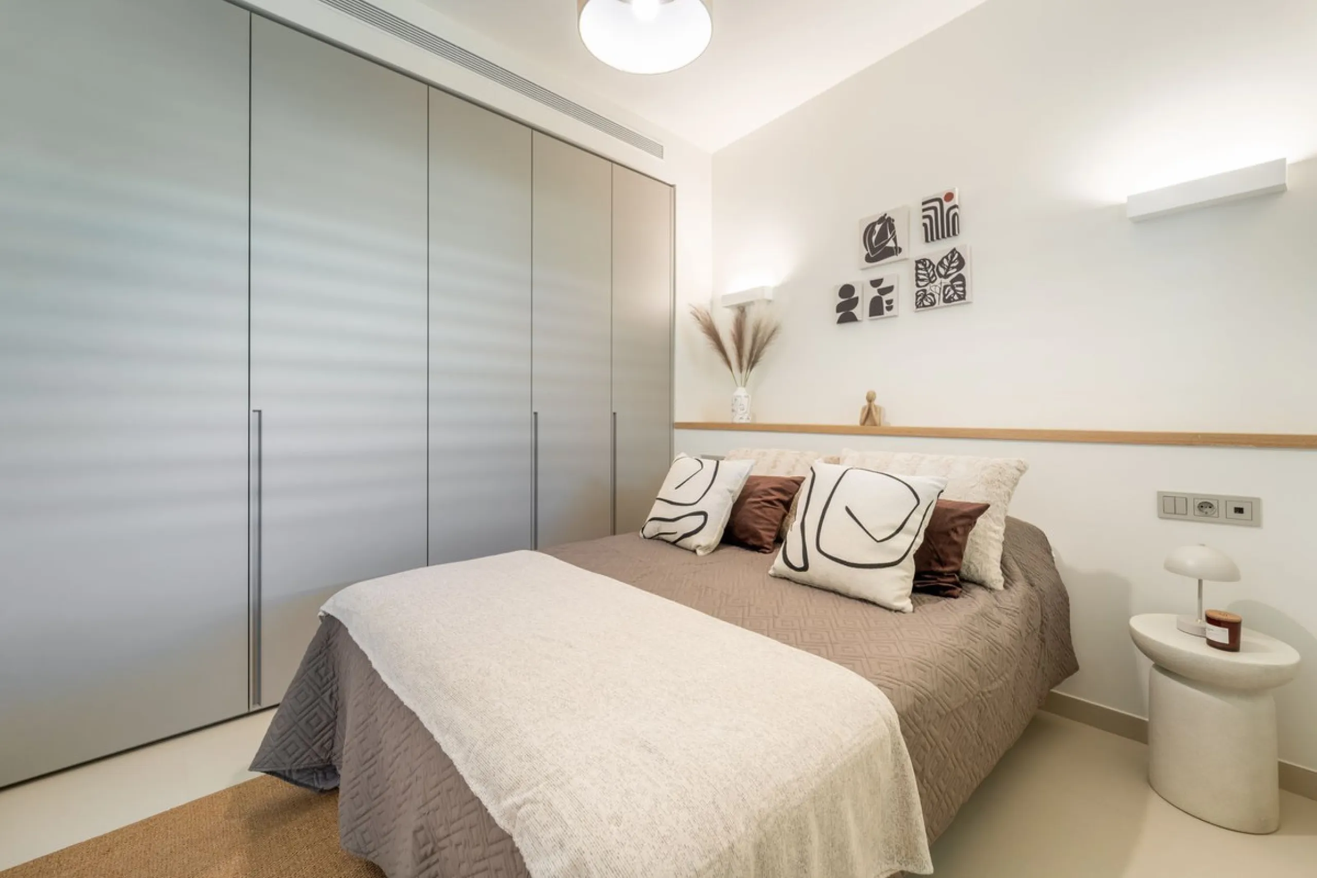 Brand new luxury south east facing apartment, located in the exclusive urbanization of Reserva del Higuerón, with 2 bedrooms, 2 bathrooms, spacious living-dining room, open plan kitchen fully furnished and equipped with electricial appliances from Bosch, 