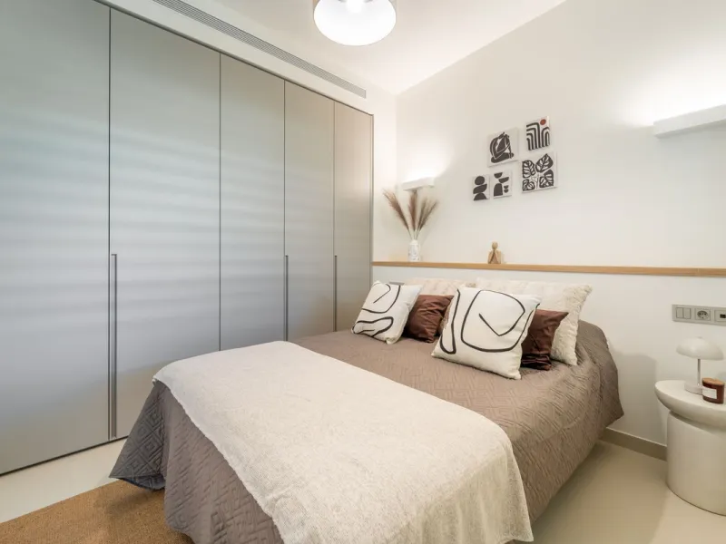 Brand new luxury south east facing apartment, located in the exclusive urbanization of Reserva del Higuerón, with 2 bedrooms, 2 bathrooms, spacious living-dining room, open plan kitchen fully furnished and equipped with electricial appliances from Bosch, 