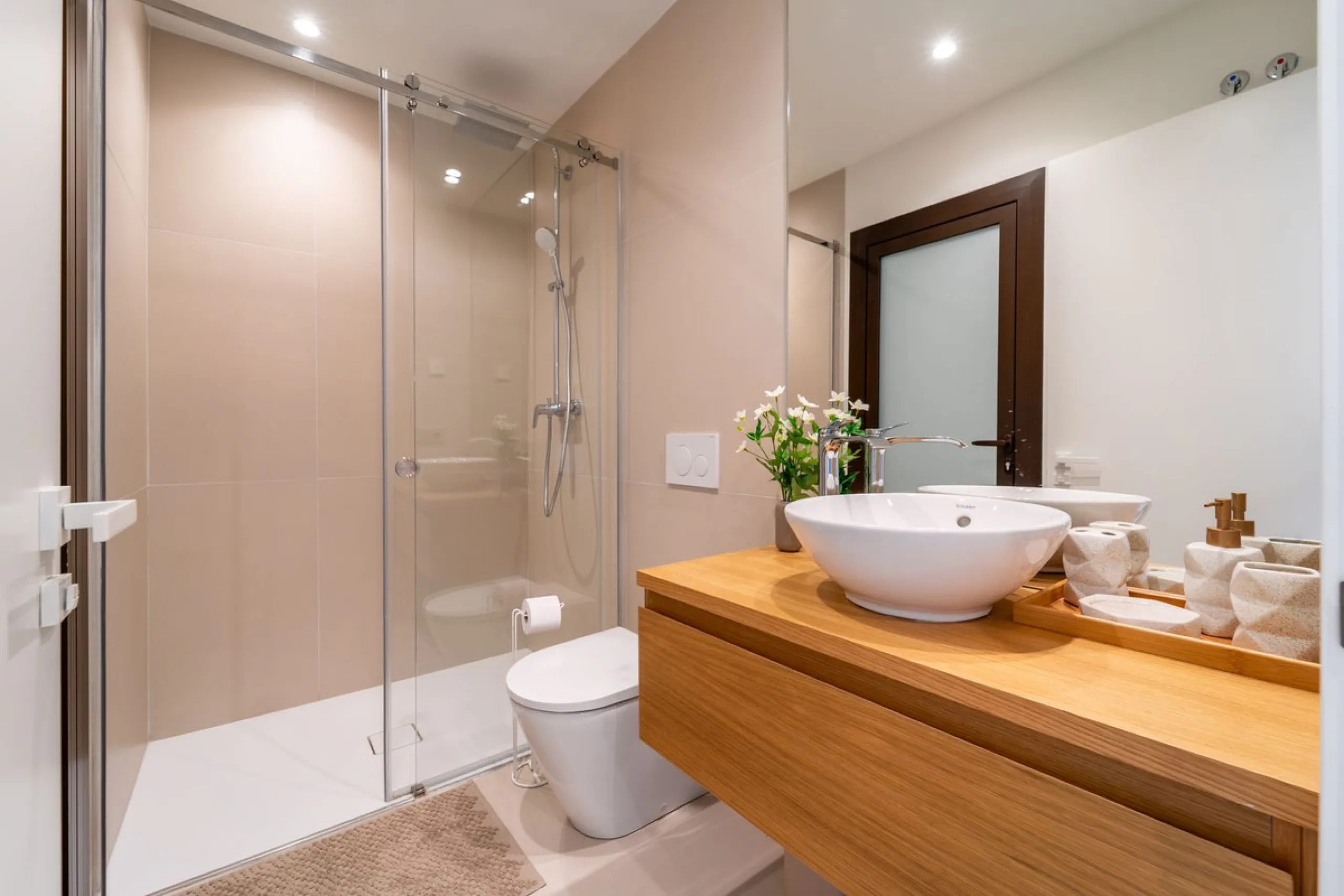 Brand new luxury south east facing apartment, located in the exclusive urbanization of Reserva del Higuerón, with 2 bedrooms, 2 bathrooms, spacious living-dining room, open plan kitchen fully furnished and equipped with electricial appliances from Bosch, 