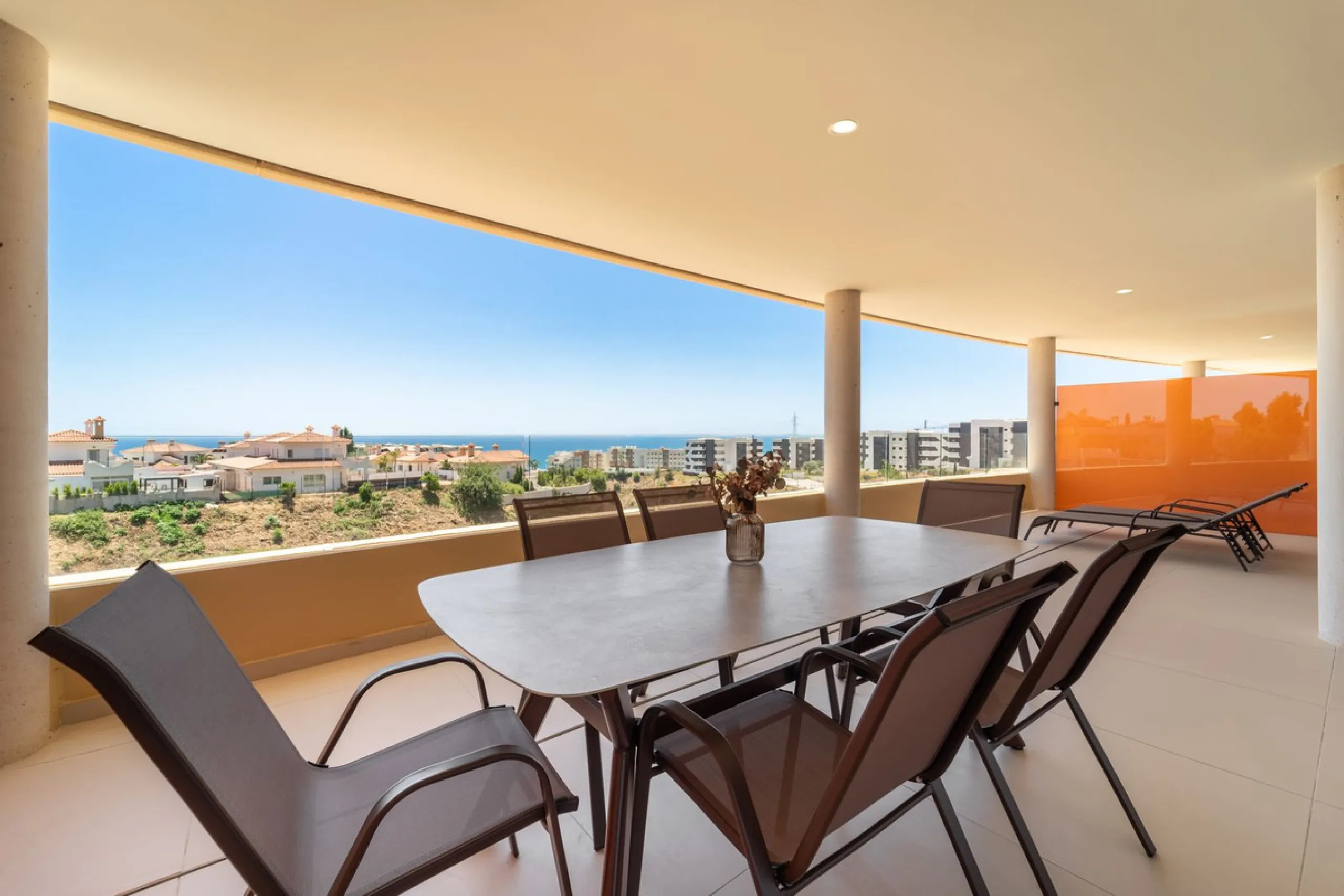 Brand new luxury south east facing apartment, located in the exclusive urbanization of Reserva del Higuerón, with 2 bedrooms, 2 bathrooms, spacious living-dining room, open plan kitchen fully furnished and equipped with electricial appliances from Bosch, 