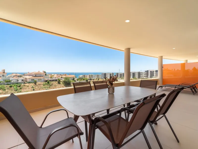Brand new luxury south east facing apartment, located in the exclusive urbanization of Reserva del Higuerón, with 2 bedrooms, 2 bathrooms, spacious living-dining room, open plan kitchen fully furnished and equipped with electricial appliances from Bosch, 