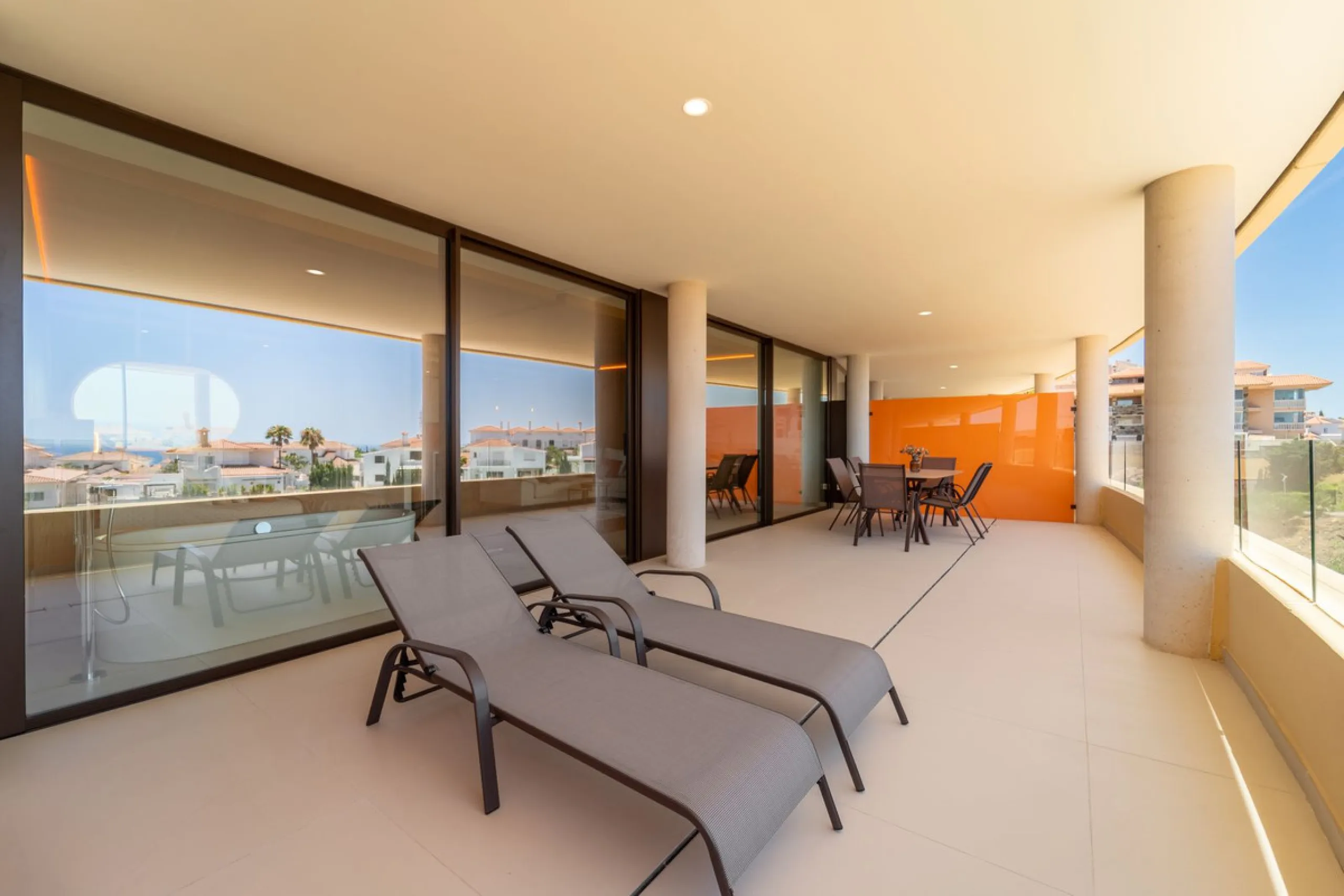 Brand new luxury south east facing apartment, located in the exclusive urbanization of Reserva del Higuerón, with 2 bedrooms, 2 bathrooms, spacious living-dining room, open plan kitchen fully furnished and equipped with electricial appliances from Bosch, 