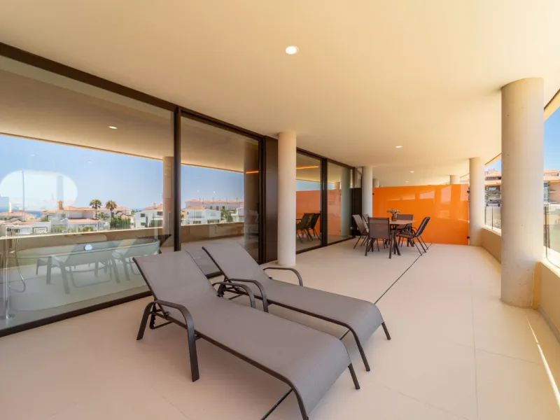 Brand new luxury south east facing apartment, located in the exclusive urbanization of Reserva del Higuerón, with 2 bedrooms, 2 bathrooms, spacious living-dining room, open plan kitchen fully furnished and equipped with electricial appliances from Bosch, 