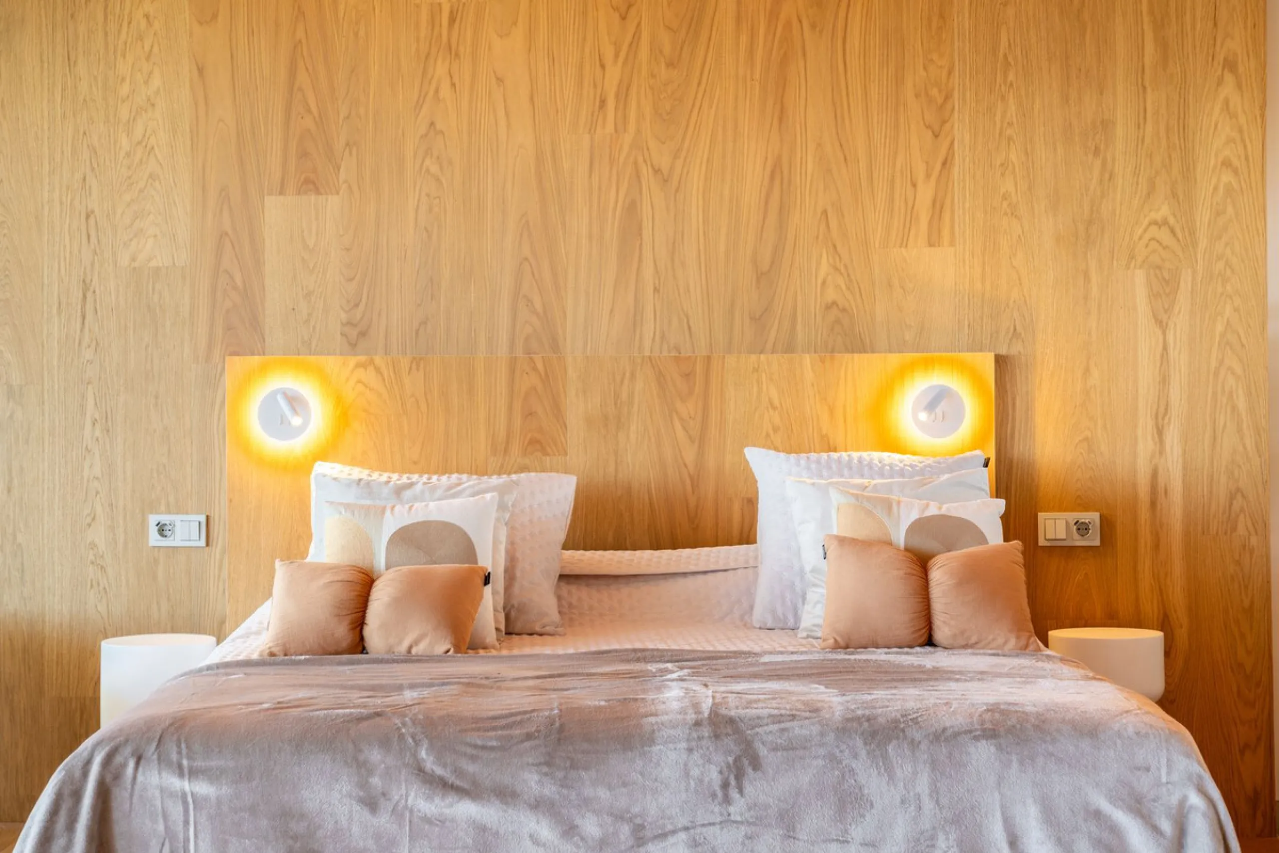 Brand new luxury south east facing apartment, located in the exclusive urbanization of Reserva del Higuerón, with 2 bedrooms, 2 bathrooms, spacious living-dining room, open plan kitchen fully furnished and equipped with electricial appliances from Bosch, 