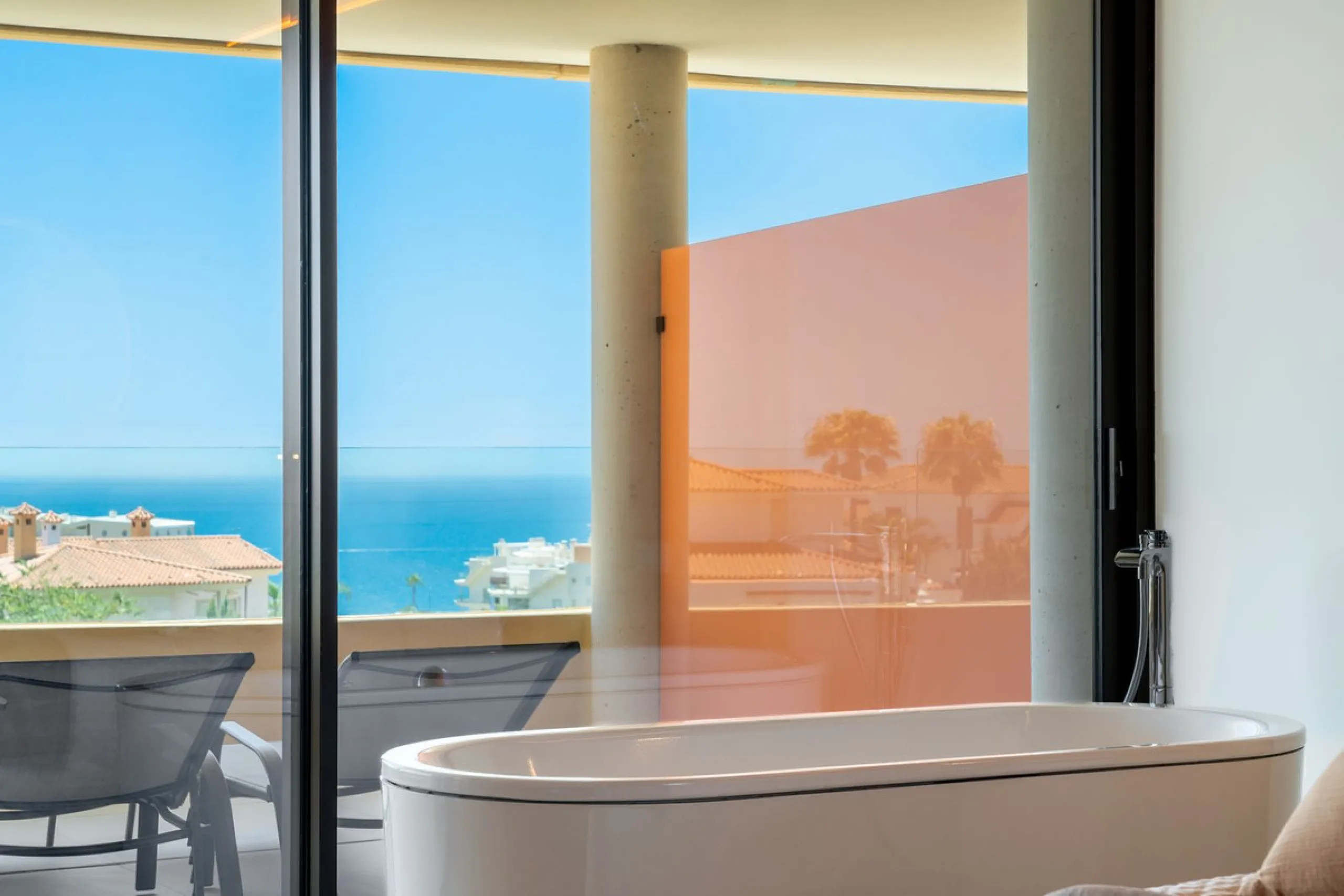 Brand new luxury south east facing apartment, located in the exclusive urbanization of Reserva del Higuerón, with 2 bedrooms, 2 bathrooms, spacious living-dining room, open plan kitchen fully furnished and equipped with electricial appliances from Bosch, 