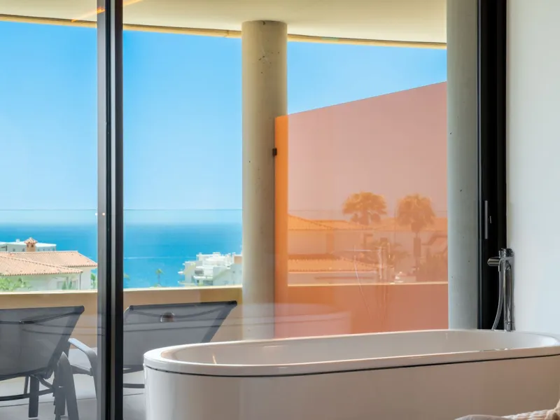 Brand new luxury south east facing apartment, located in the exclusive urbanization of Reserva del Higuerón, with 2 bedrooms, 2 bathrooms, spacious living-dining room, open plan kitchen fully furnished and equipped with electricial appliances from Bosch, 