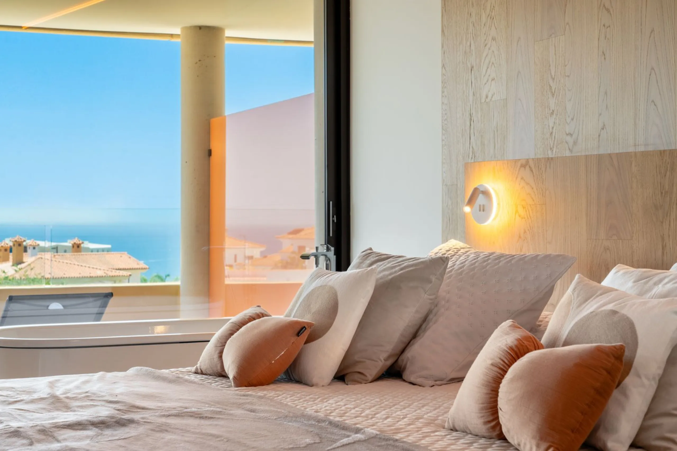 Brand new luxury south east facing apartment, located in the exclusive urbanization of Reserva del Higuerón, with 2 bedrooms, 2 bathrooms, spacious living-dining room, open plan kitchen fully furnished and equipped with electricial appliances from Bosch, 