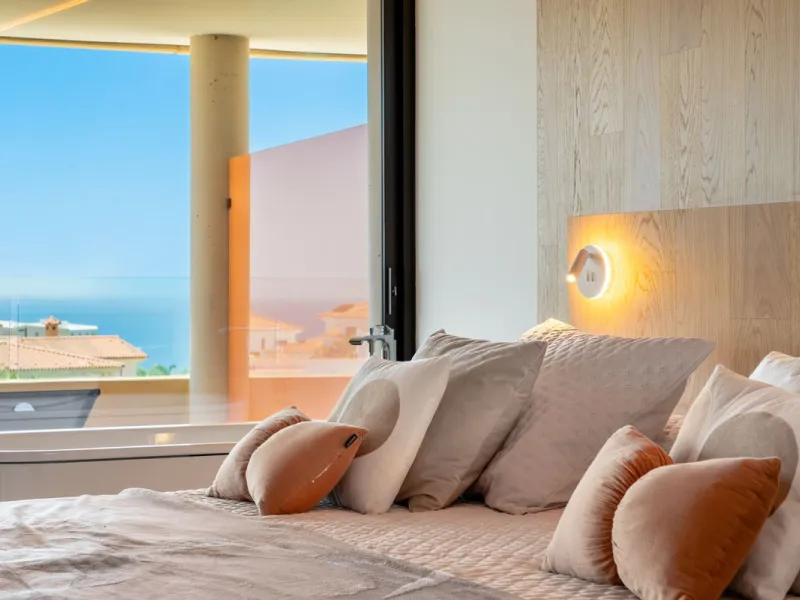 Brand new luxury south east facing apartment, located in the exclusive urbanization of Reserva del Higuerón, with 2 bedrooms, 2 bathrooms, spacious living-dining room, open plan kitchen fully furnished and equipped with electricial appliances from Bosch, 