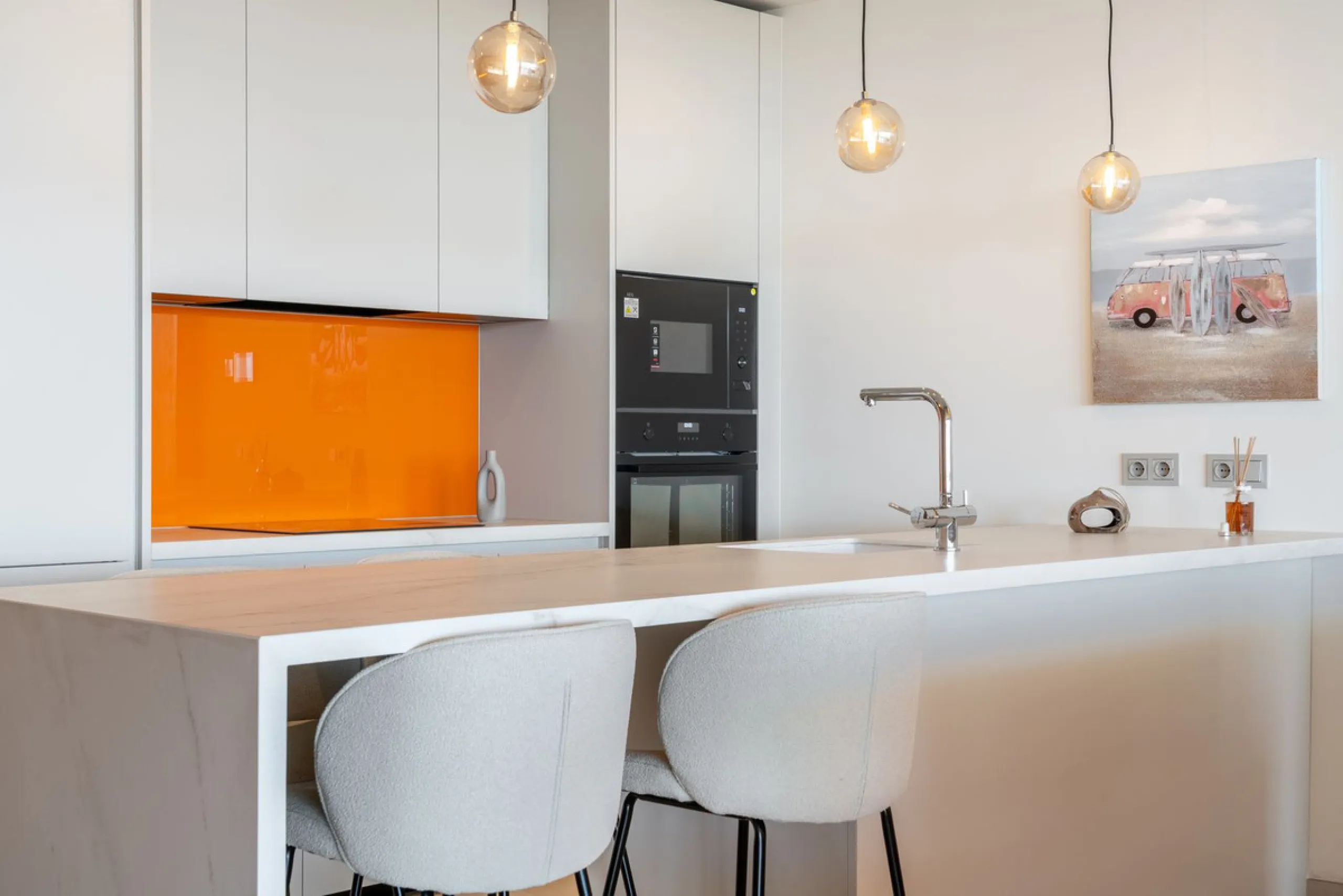 Brand new luxury south east facing apartment, located in the exclusive urbanization of Reserva del Higuerón, with 2 bedrooms, 2 bathrooms, spacious living-dining room, open plan kitchen fully furnished and equipped with electricial appliances from Bosch, 
