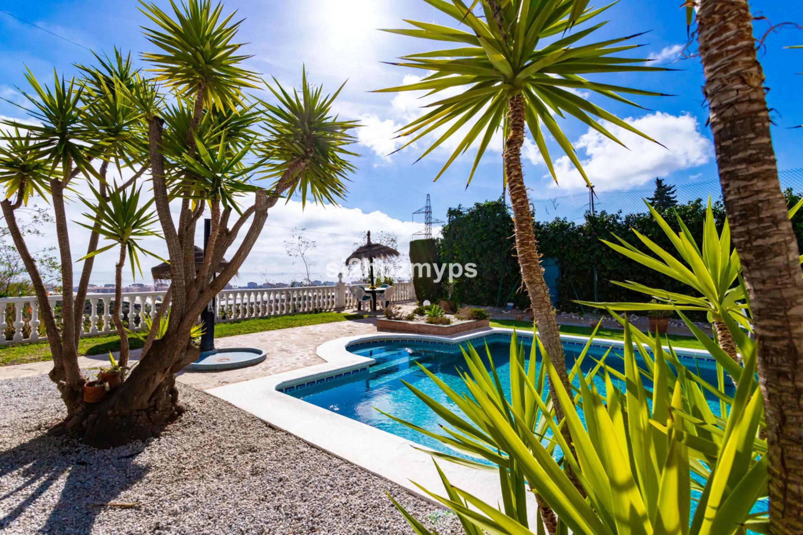 Große Villa in Torrox mit Tennisplatz und guten Geschäftsmöglichkeiten