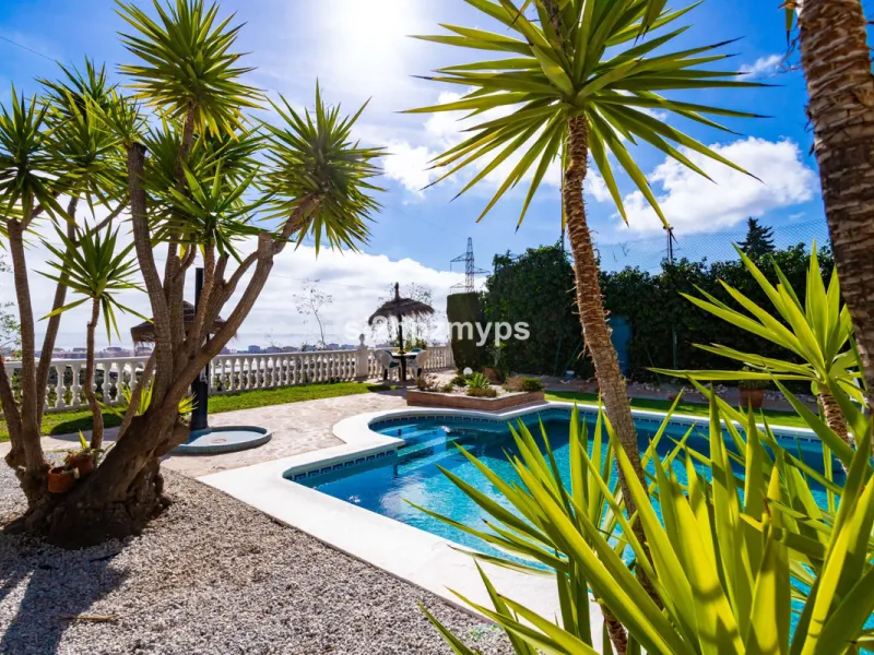 Große Villa in Torrox mit Tennisplatz und guten Geschäftsmöglichkeiten