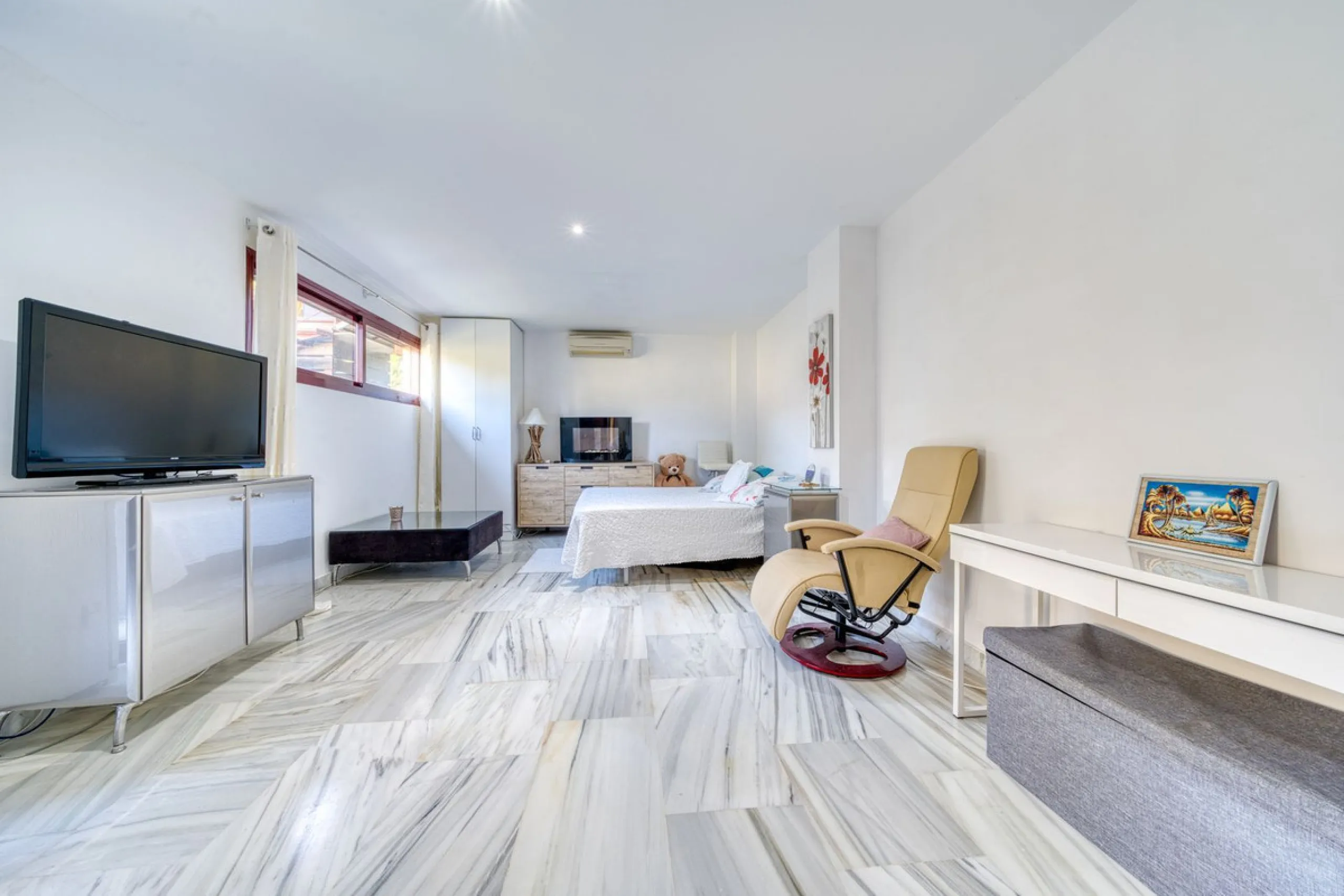 This Luxurious Spacious Fully Detached Villa in an Oasis of Tranquillity with Luxury Resort Amenities