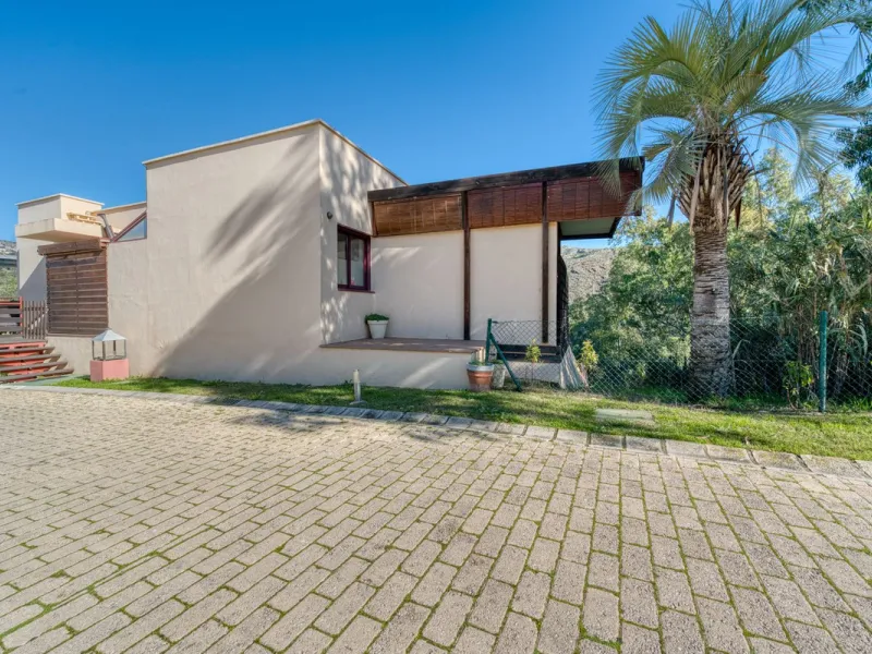 This Luxurious Spacious Fully Detached Villa in an Oasis of Tranquillity with Luxury Resort Amenities
