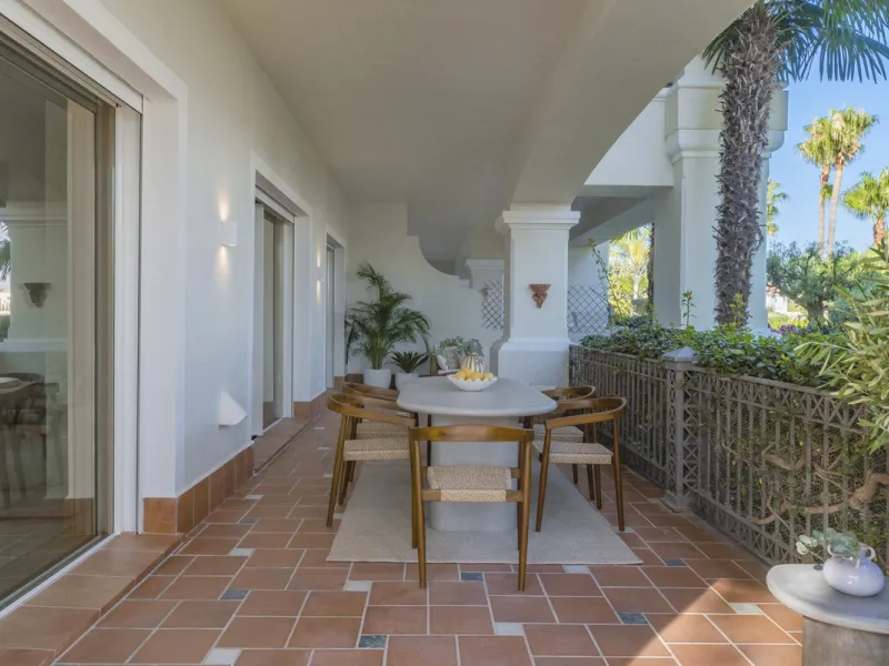 Apartment - Ground Floor Apartment в продаже в Marbella, Málaga. В доме 3 спален и 3 ванных комнат. Площадь дома 145 м²