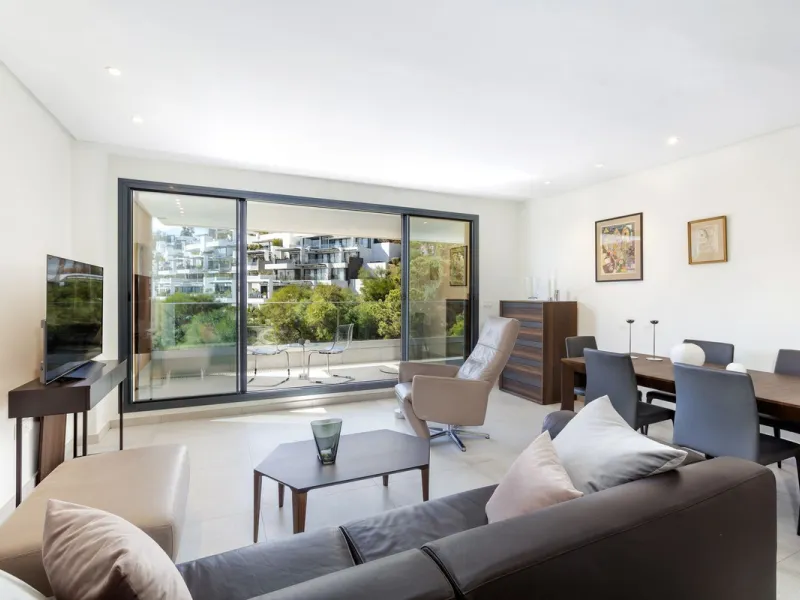 Located next to La Quinta Golf Course in a newly built development, this apartment offers scenic views as well magnificent sea views from the communal gym and the pool area. The property itself features a contemporary and charming design throughout.