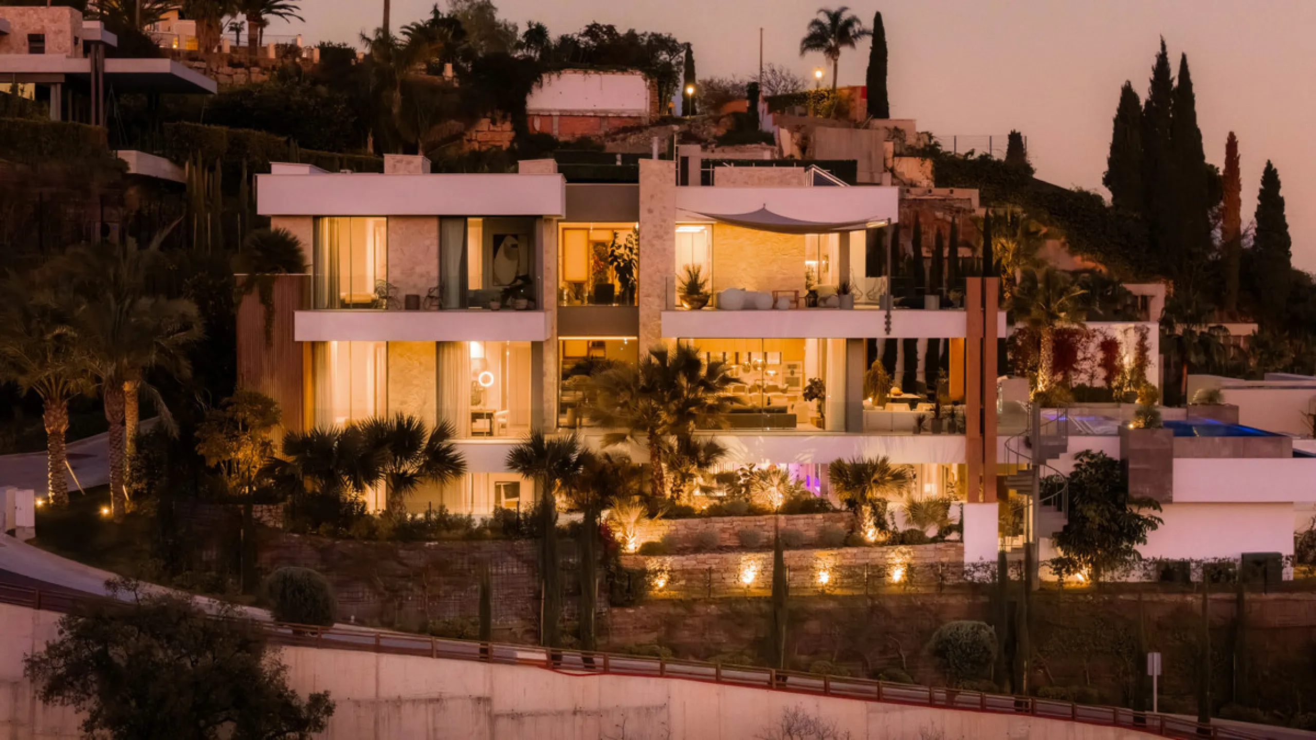 House - Detached Villa в продаже в Benahavís, Málaga. В доме 6 спален и 9 ванных комнат. Площадь дома 943 м². Площадь участка 960 м²