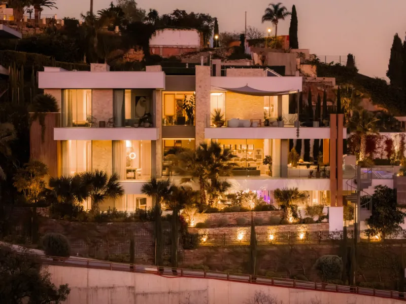 House - Detached Villa в продаже в Benahavís, Málaga. В доме 6 спален и 9 ванных комнат. Площадь дома 943 м². Площадь участка 960 м²
