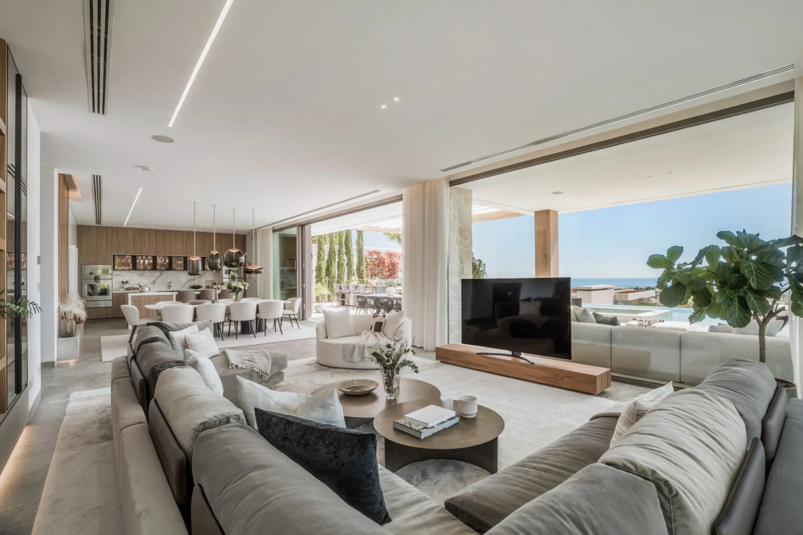 House - Detached Villa в продаже в Benahavís, Málaga. В доме 6 спален и 9 ванных комнат. Площадь дома 943 м². Площадь участка 960 м²
