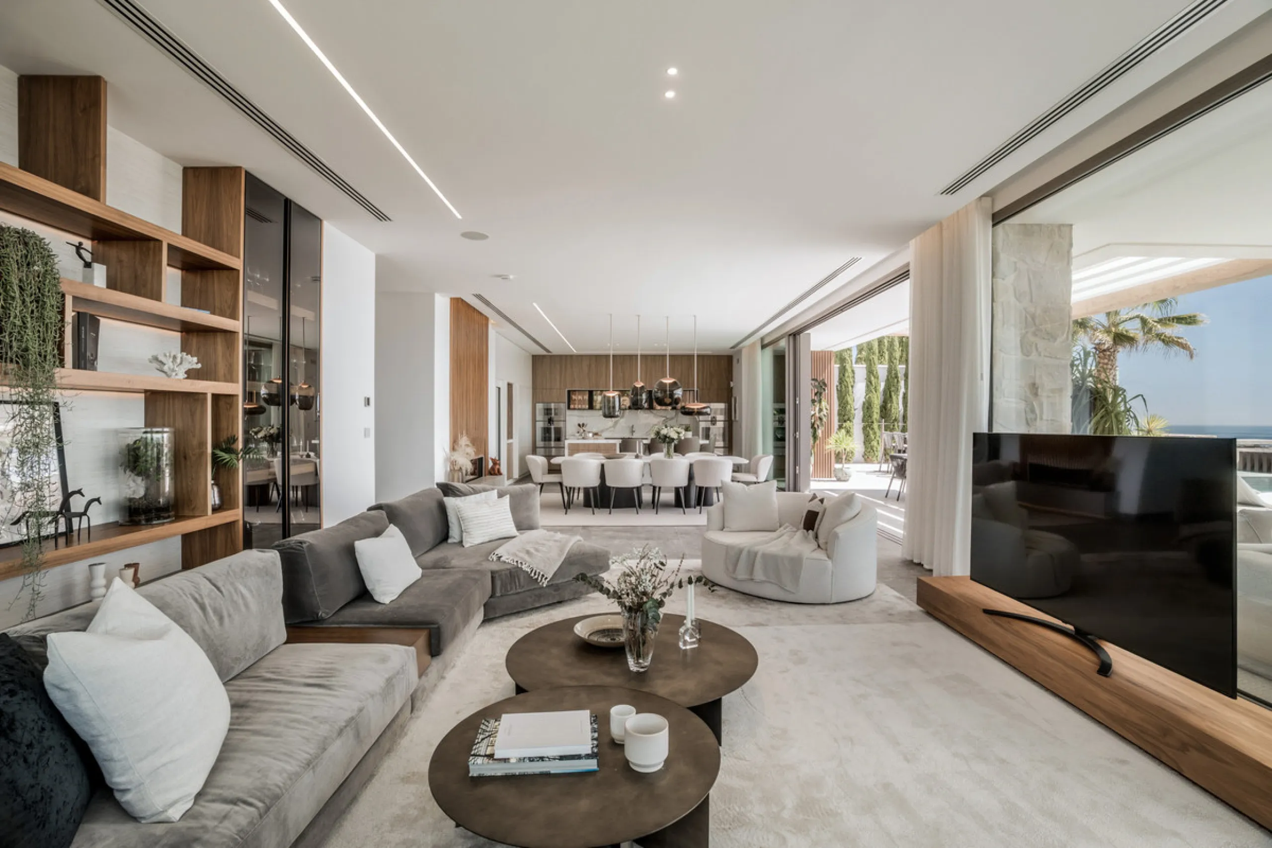 House - Detached Villa в продаже в Benahavís, Málaga. В доме 6 спален и 9 ванных комнат. Площадь дома 943 м². Площадь участка 960 м²