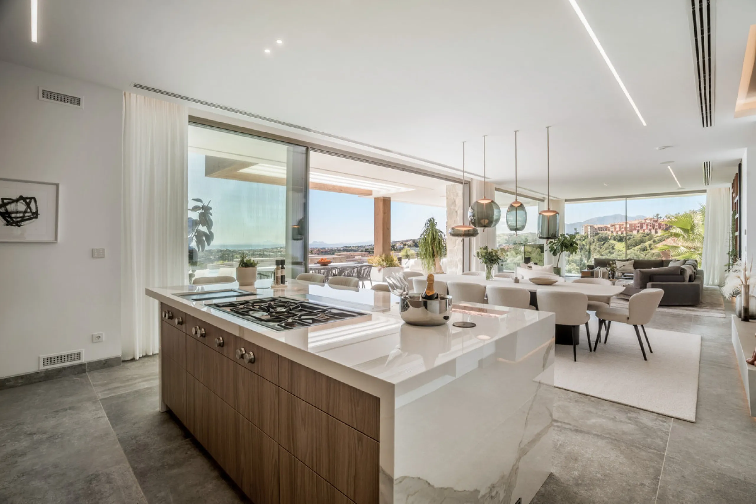 House - Detached Villa в продаже в Benahavís, Málaga. В доме 6 спален и 9 ванных комнат. Площадь дома 943 м². Площадь участка 960 м²