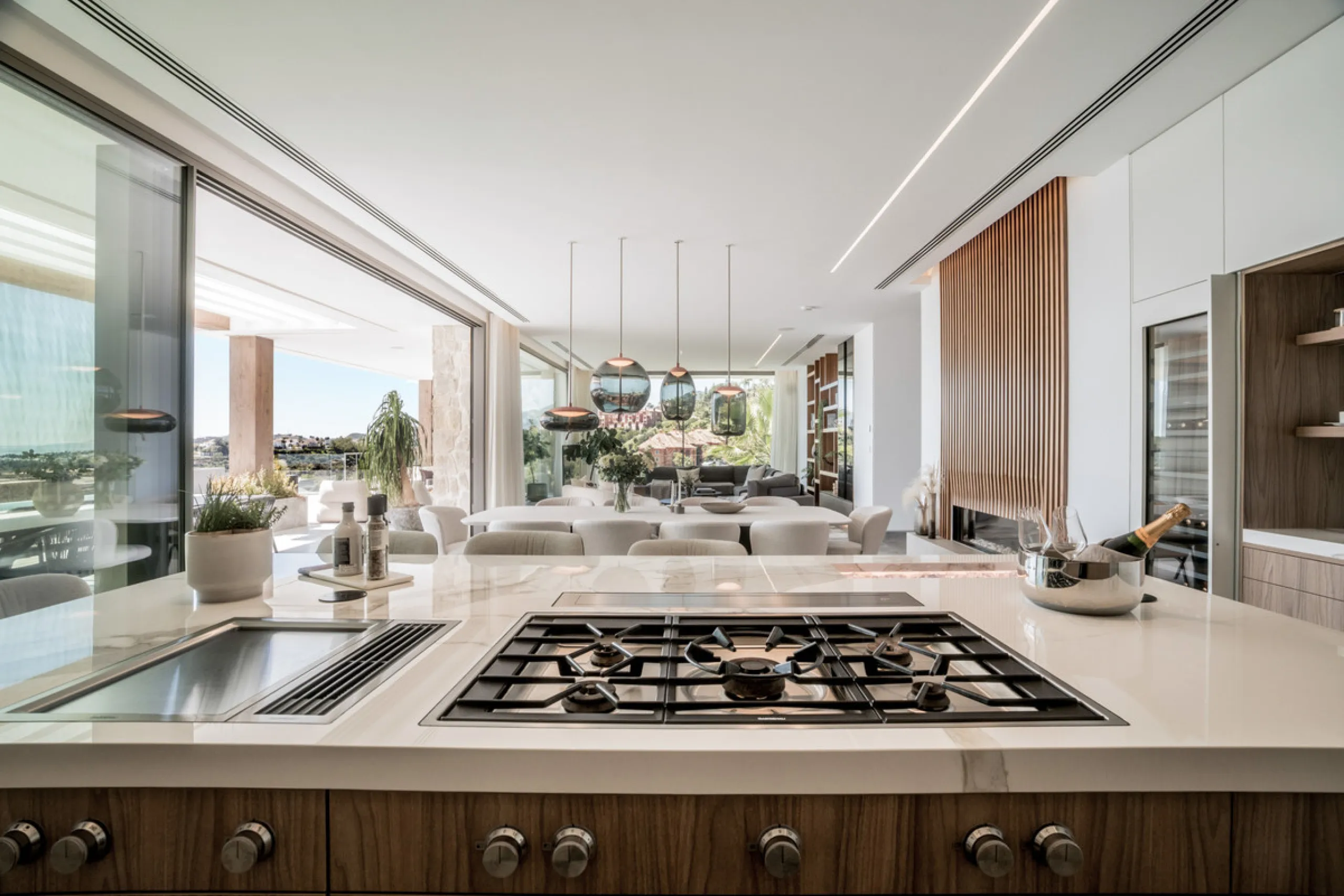 House - Detached Villa в продаже в Benahavís, Málaga. В доме 6 спален и 9 ванных комнат. Площадь дома 943 м². Площадь участка 960 м²