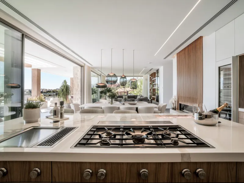House - Detached Villa в продаже в Benahavís, Málaga. В доме 6 спален и 9 ванных комнат. Площадь дома 943 м². Площадь участка 960 м²