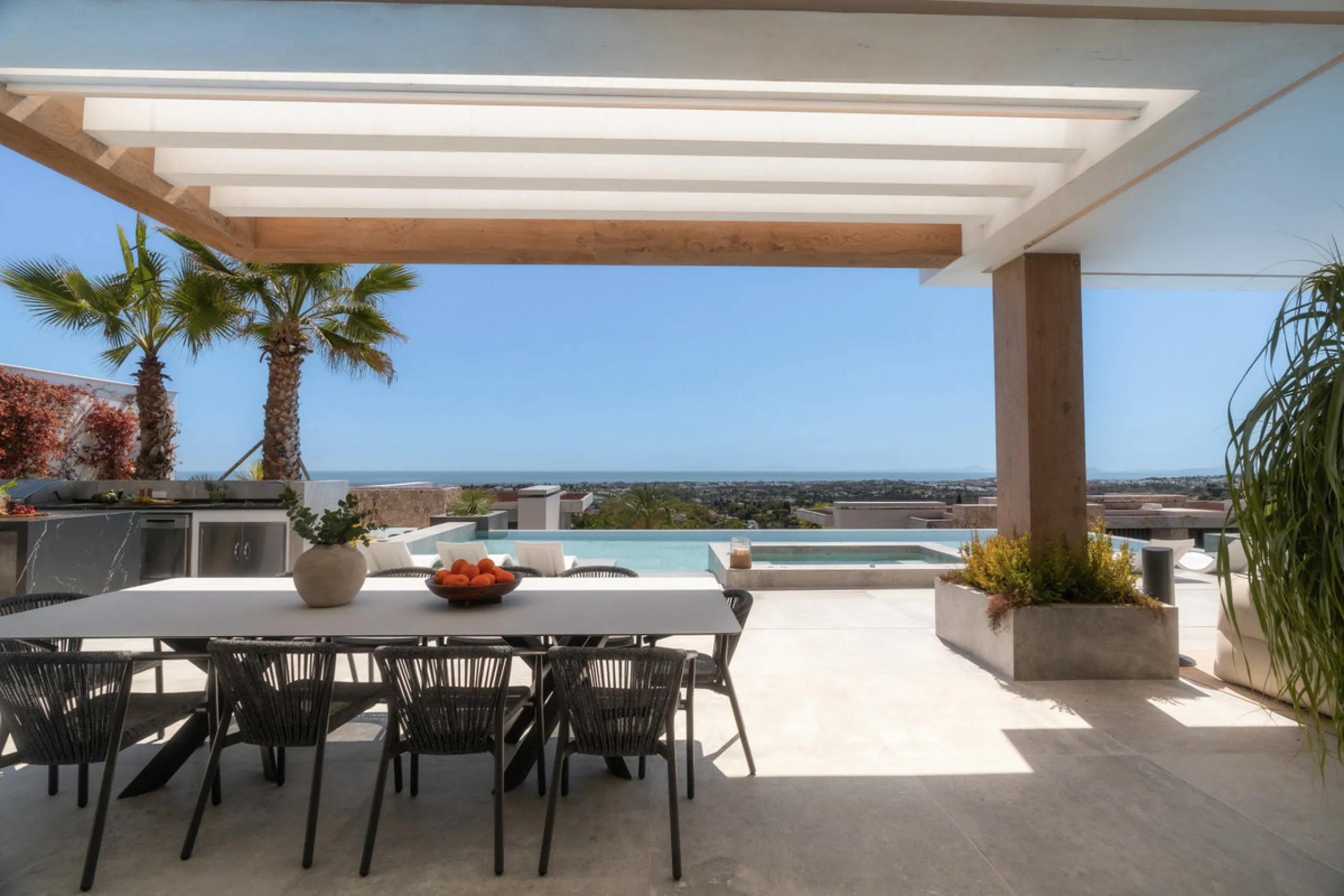 House - Detached Villa в продаже в Benahavís, Málaga. В доме 6 спален и 9 ванных комнат. Площадь дома 943 м². Площадь участка 960 м²